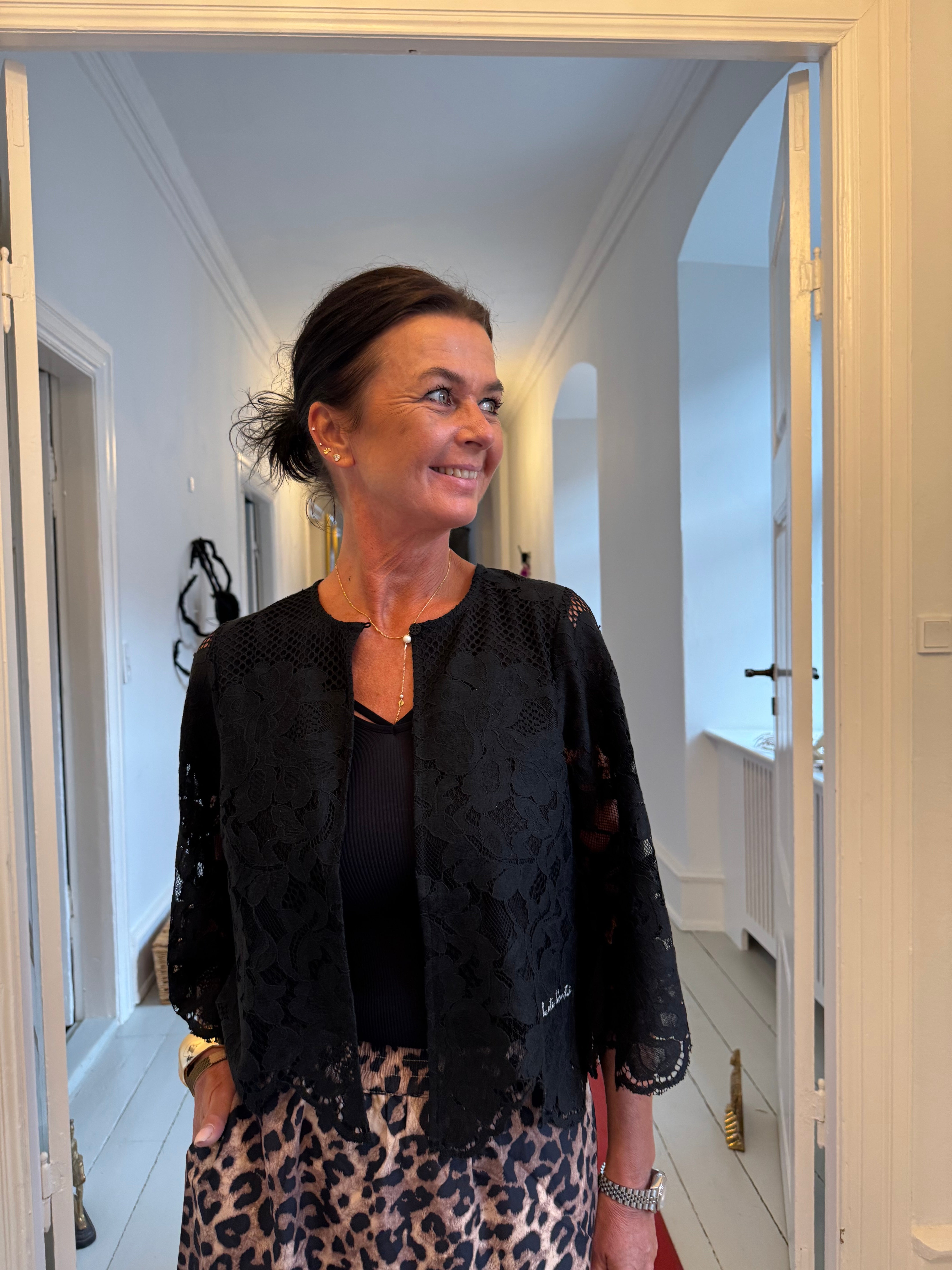 Haute L´amitié Bolero - Curvey Lace Hem Bolero i Sort