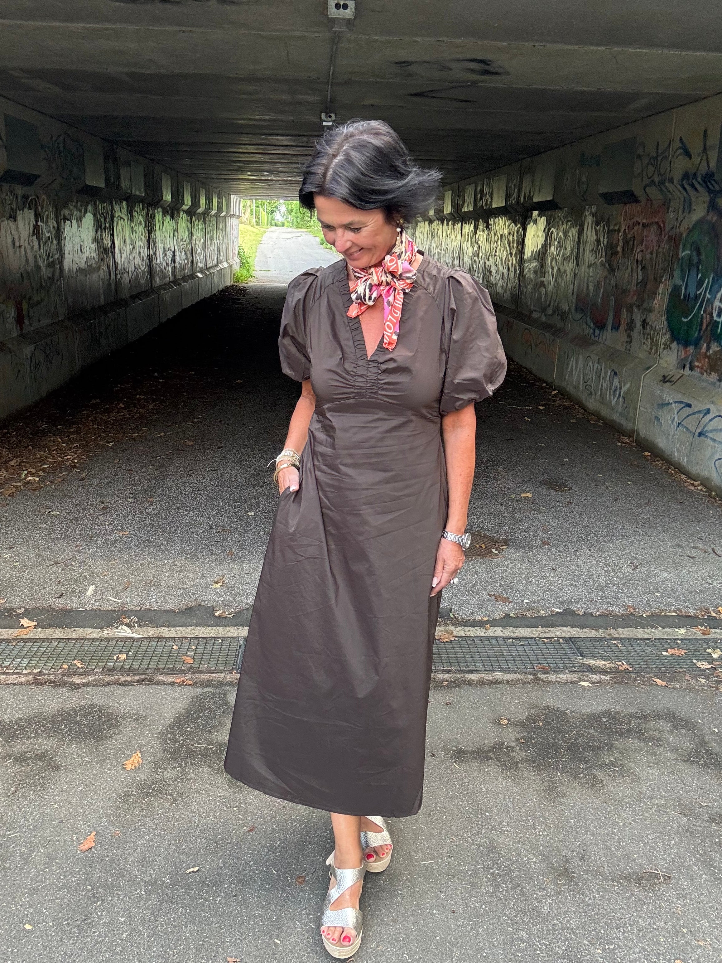 Neo Noir Kjole - Illana Poplin Kjole i Chocolate Brown