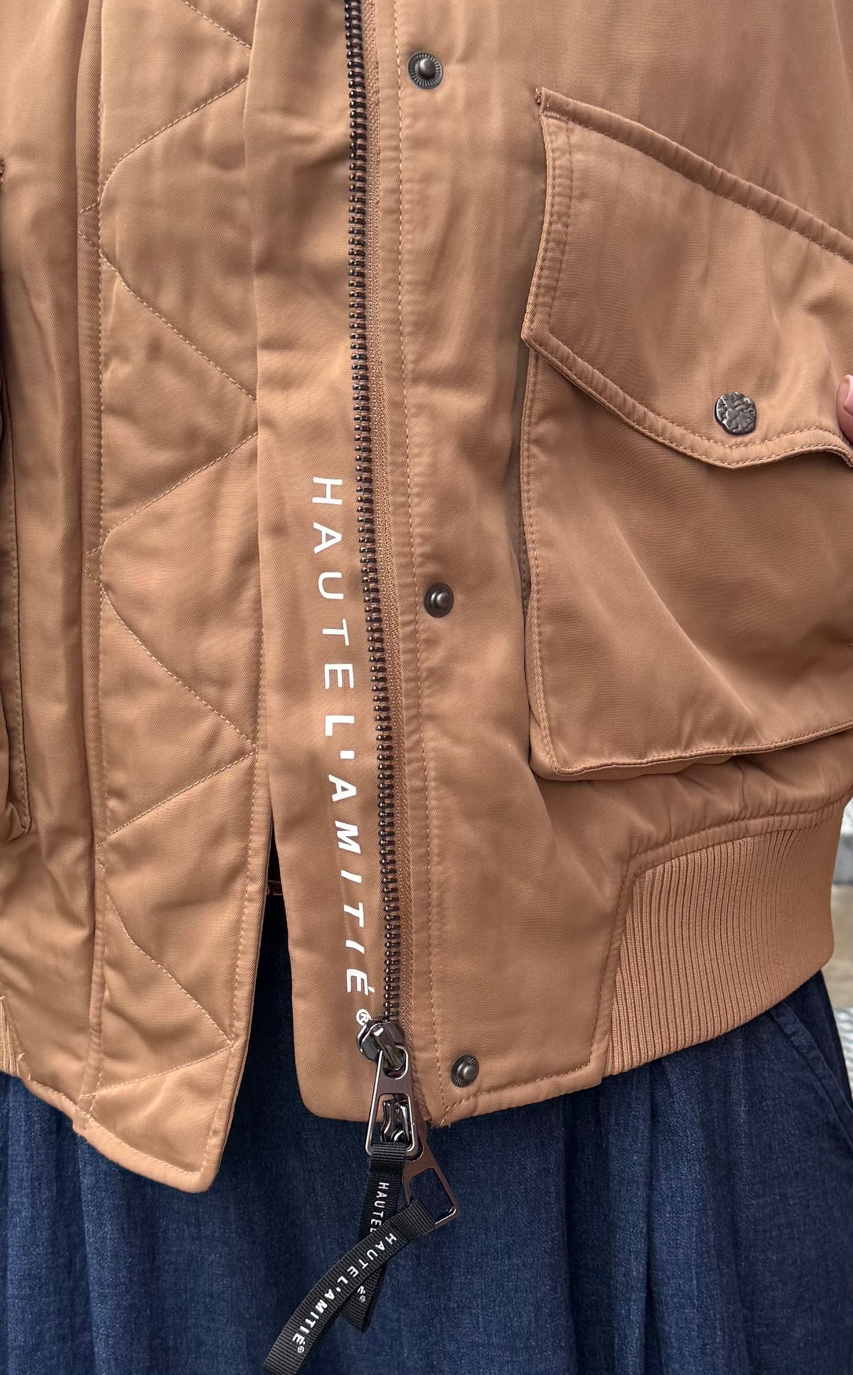 Haute L´amitié Jakke - Bailey Zipper Bomber Jakke i Dessert Sand