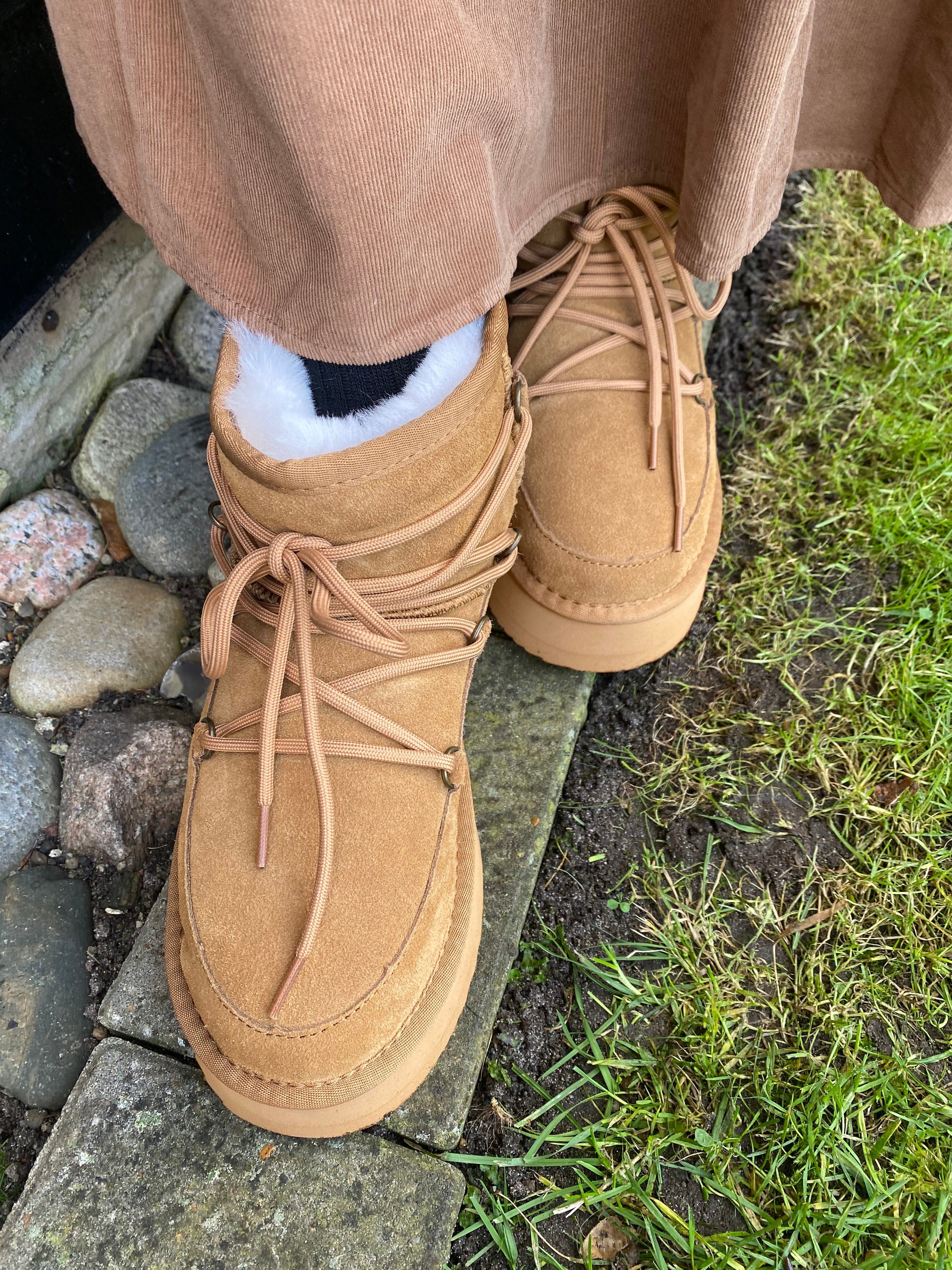 Phenumb Støvler - Dumble XL Lace Bamse Støvle i Suede Warm Camel