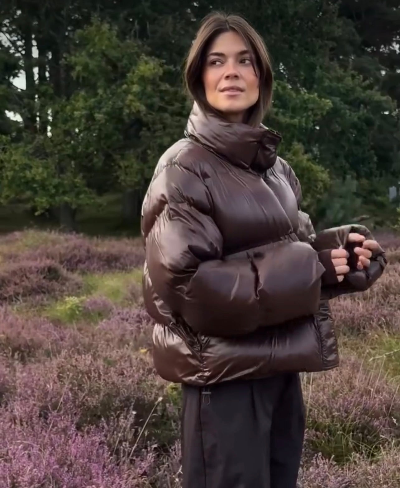 Neo Noir Jakke - Rhea Shiny Puffer Jakke i Dark Brown