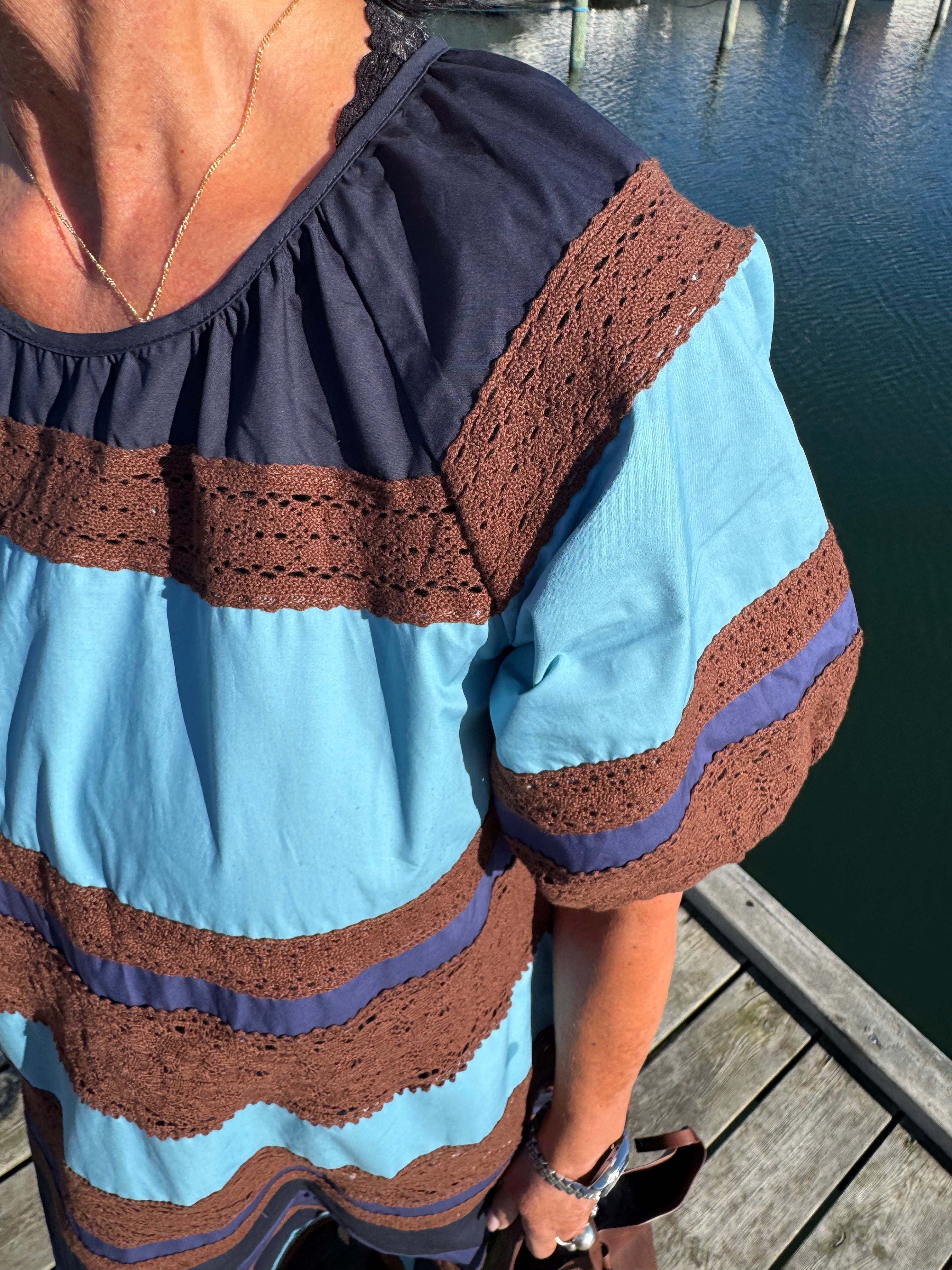Atelier Rêve Kjole - IRAlice Kjole i Sky Captain Blue Strib