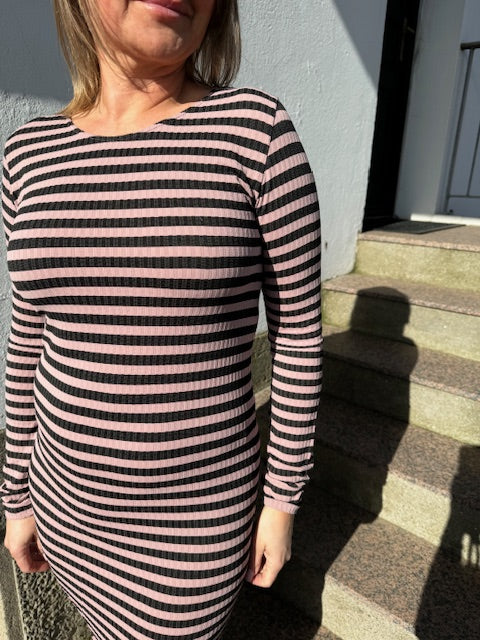 Tim & Simonsen Top - Joy LS Stribet Kjole i Nero-Rosa Antico