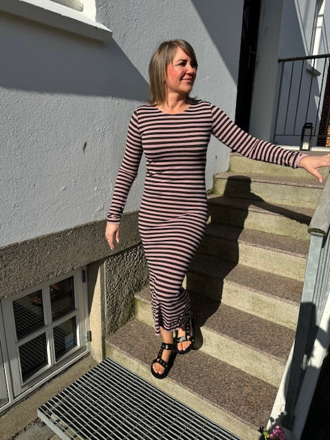 Tim & Simonsen Top - Joy LS Stribet Kjole i Nero-Rosa Antico