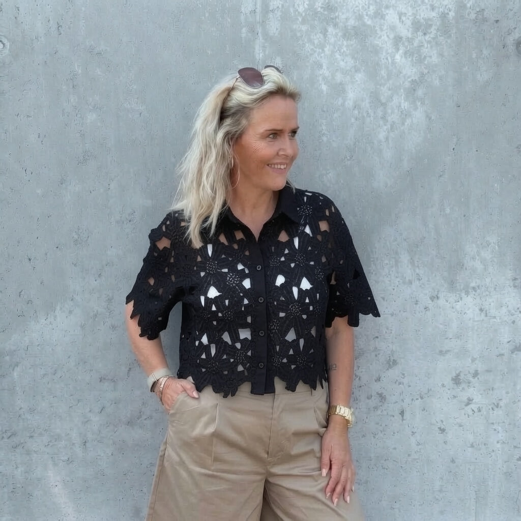 Tim & Simonsen Bluse - Cherry Lace Bluse i Sort