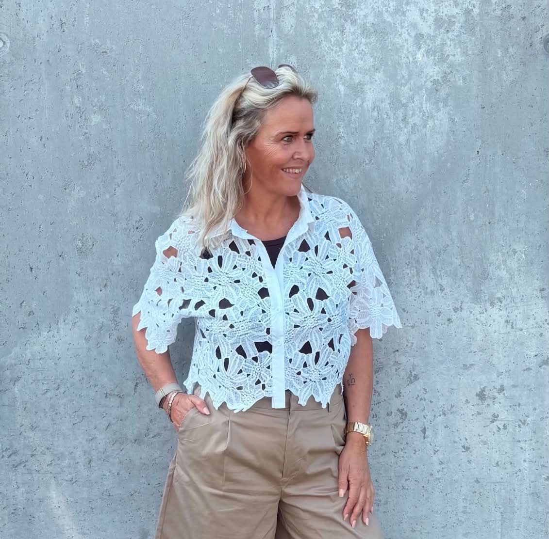 Tim & Simonsen Bluse - Cherry Lace Bluse i Hvid