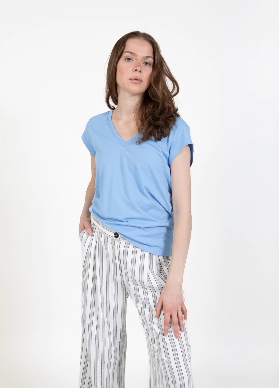 Coster Copenhagen T-shirt - CC Heart Basic T-shirt V-Hals i Powder Blue