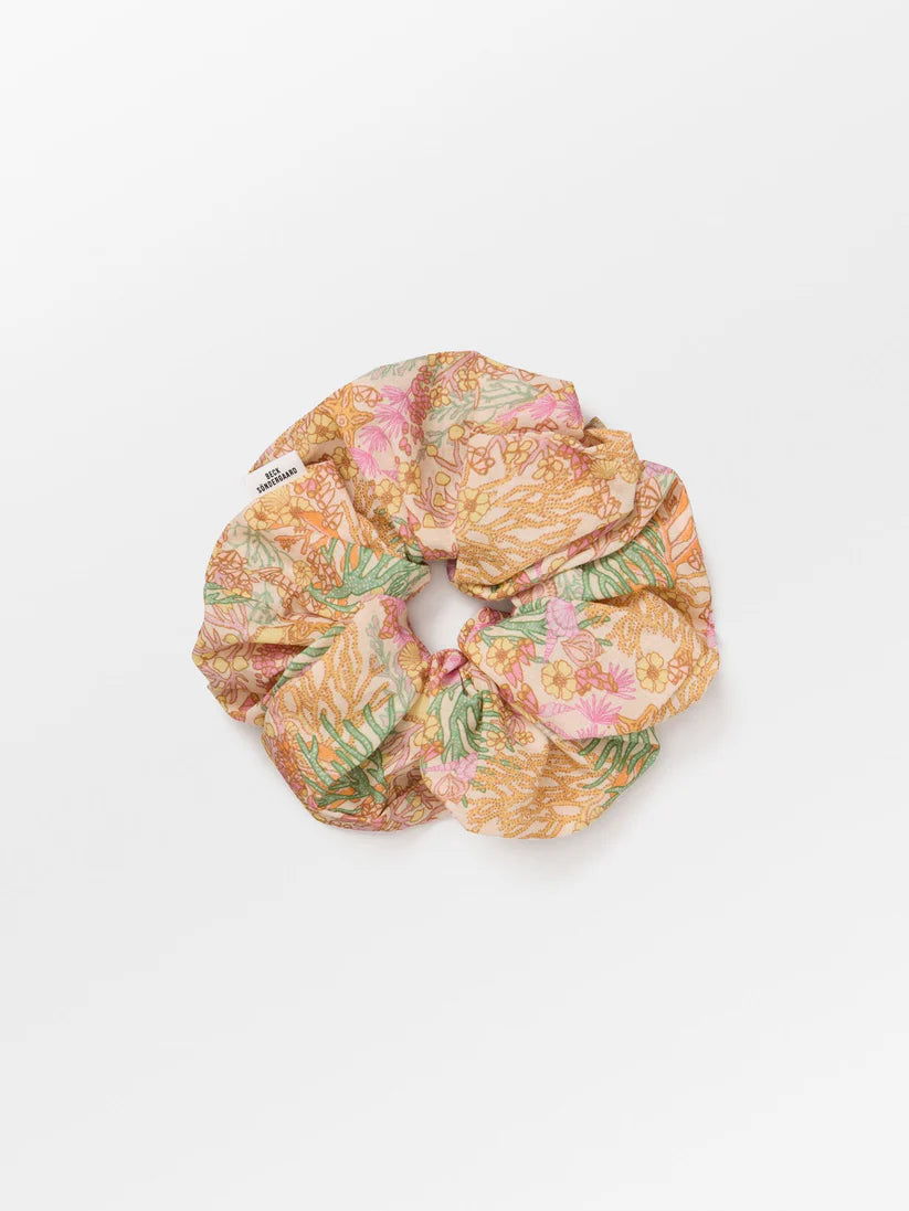 Beck Søndergaard Hårelastik - Corallo Cotta Scrunchie i Cone Flower