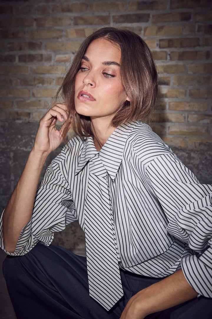 Haute L´amitié Skjorte - Gemma Tie Stribet Skjorte i Beige
