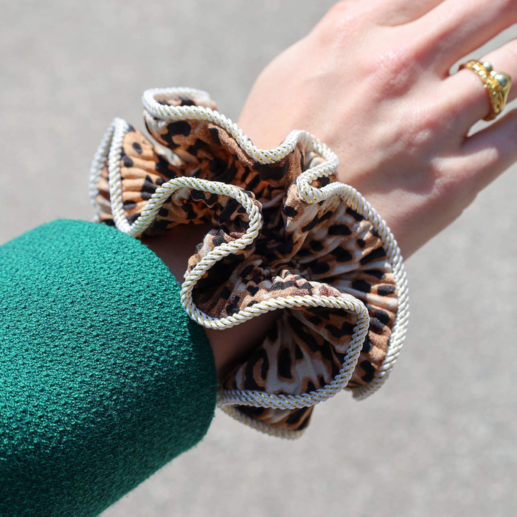 By Stær Accessories Scrunchie - Lilje Scrunchie i Flere Farver