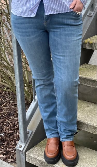 Garcia - Caro Curved Slim Jeans i Medium Used Blå