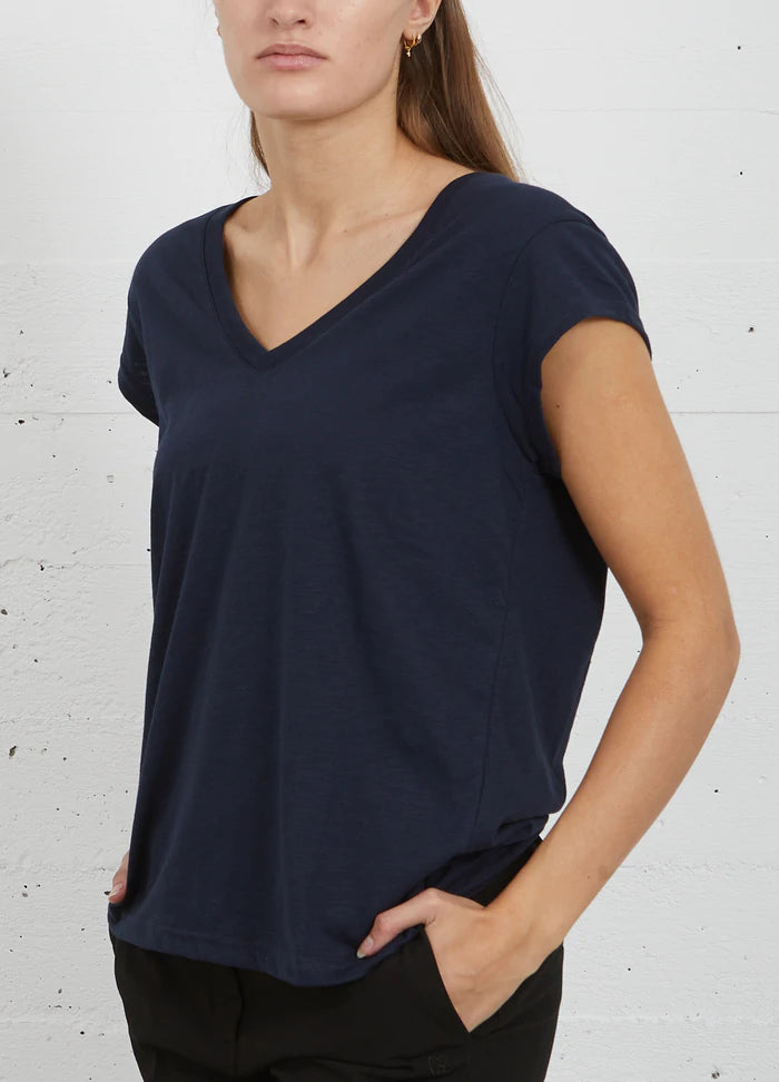 Coster Copenhagen T-shirt - CC Heart Basic V-Hals T-shirt i Night Sky Blue