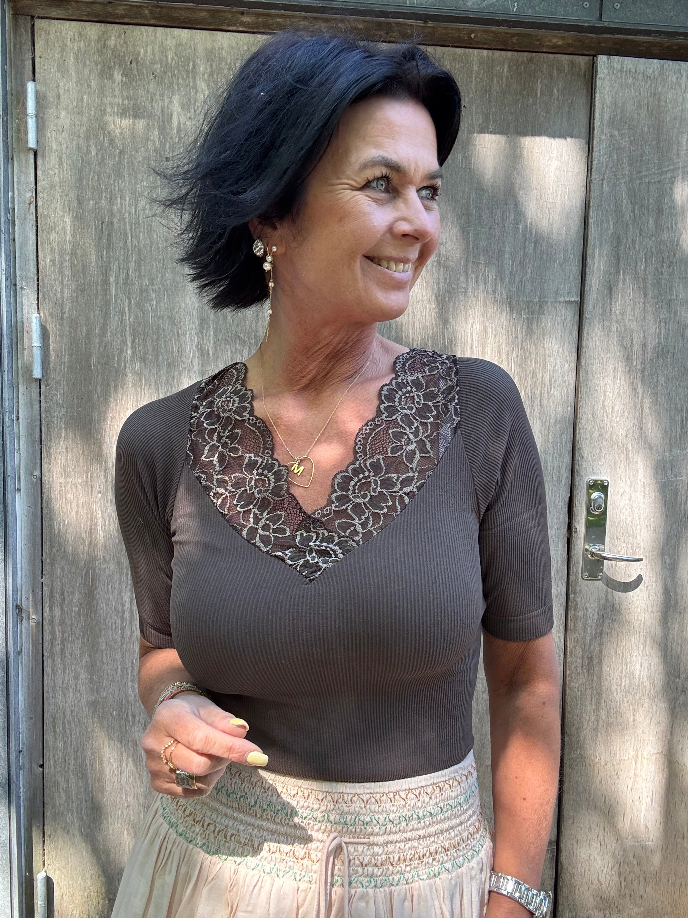 Tim & Simonsen Top - Belen Rib V-Lace SS Top i Caffe