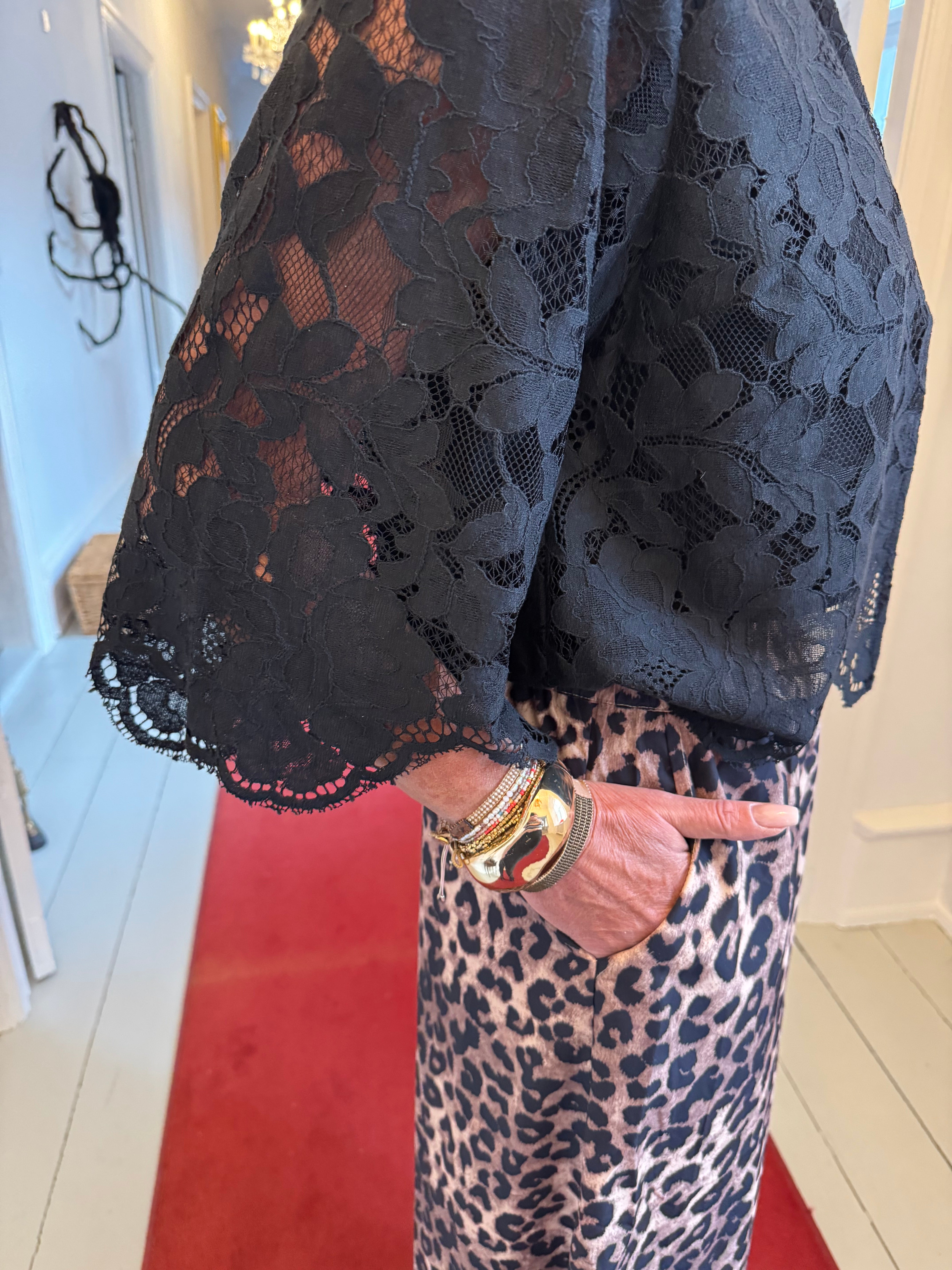 Haute L´amitié Bolero - Curvey Lace Hem Bolero i Sort