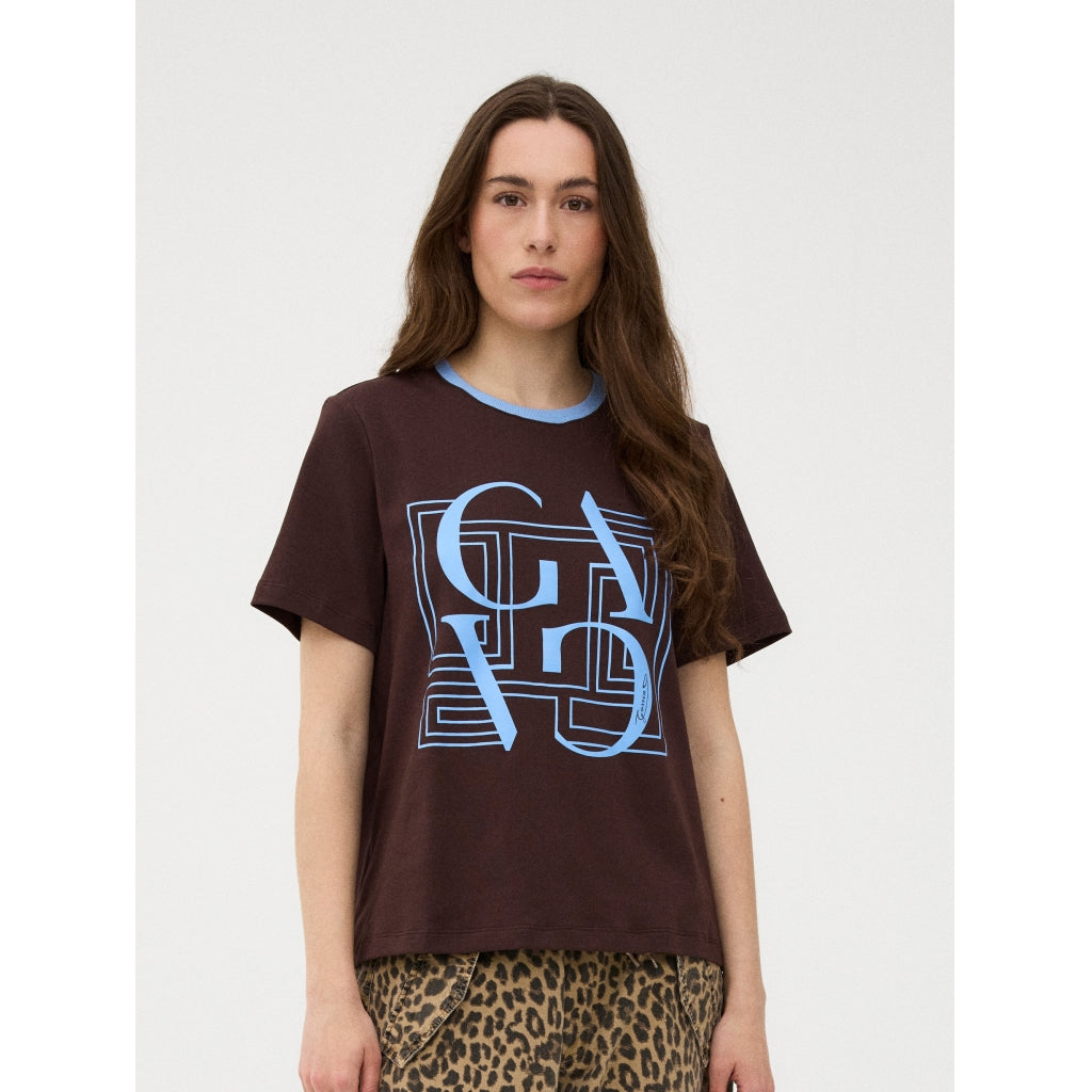 Gossia T-shirt - BasGO T-shirt i Chocolate-Blue Print