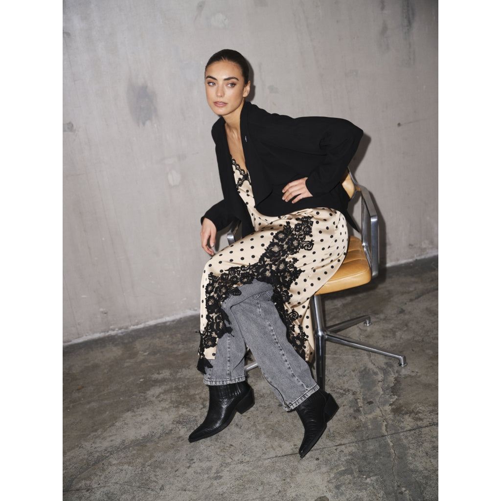 Gossia Kjole -  DahliaGO Mi Kjole i Latte Black Dots