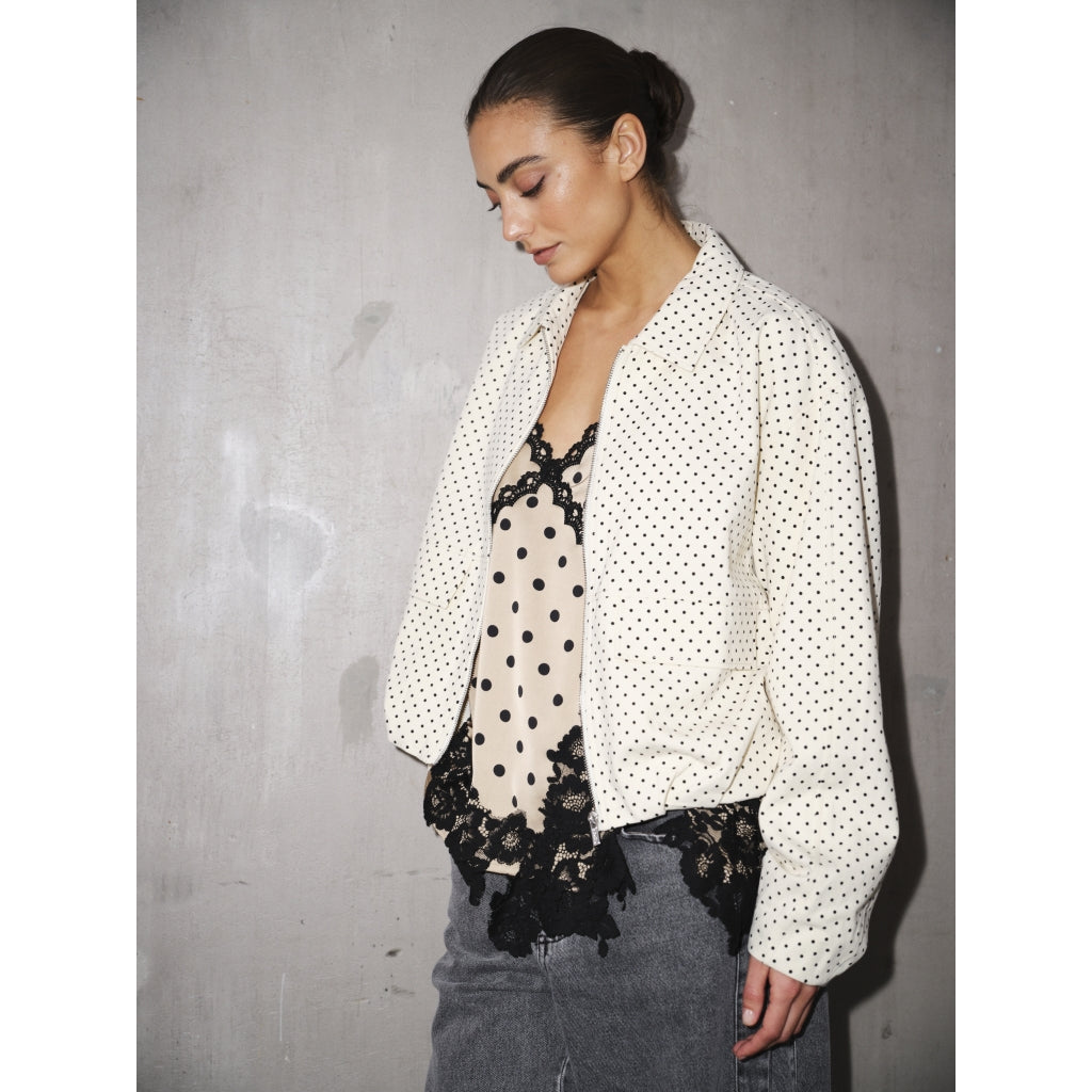 Gossia Top -  DagnyGO Jo Top i Latte Black Dots