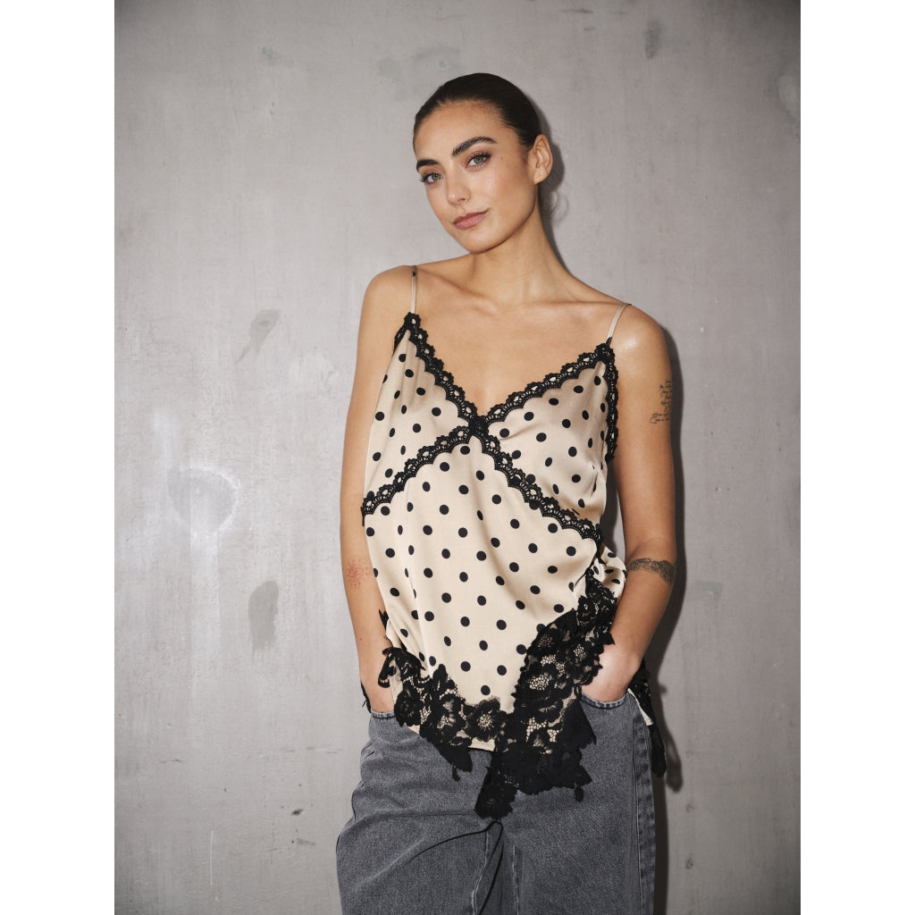 Gossia Top -  DagnyGO Jo Top i Latte Black Dots