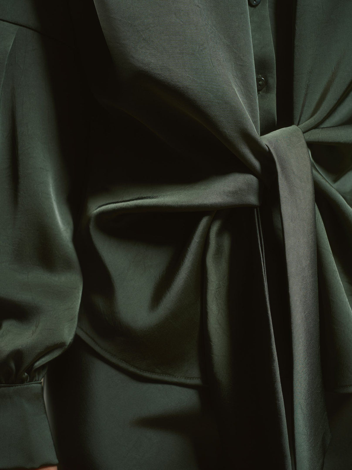 Neo Noir Bluse -Naja Satin Bluse i Deep Green