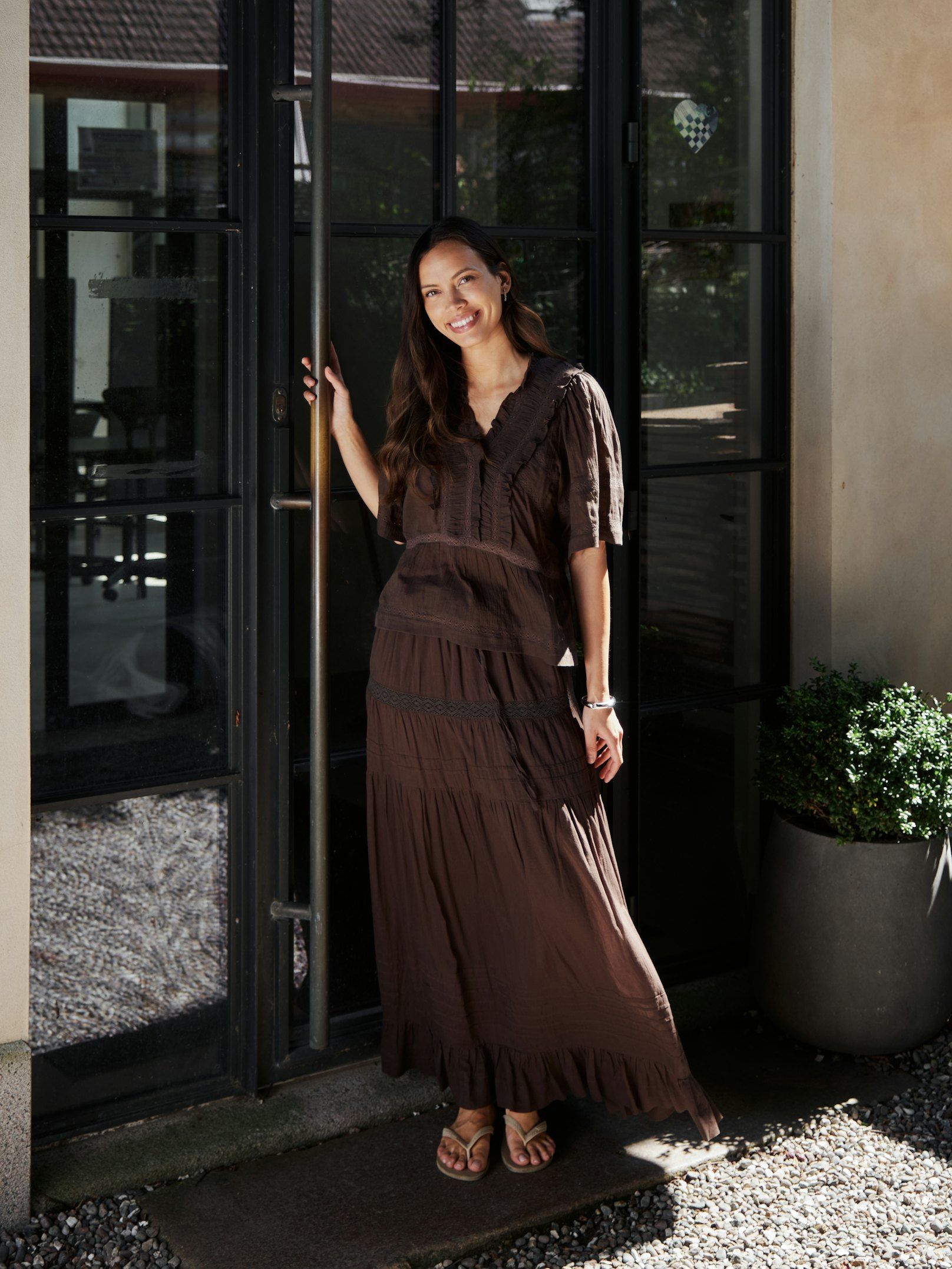 Neo Noir Top - Evienne SS Voile Top i Dark Brown