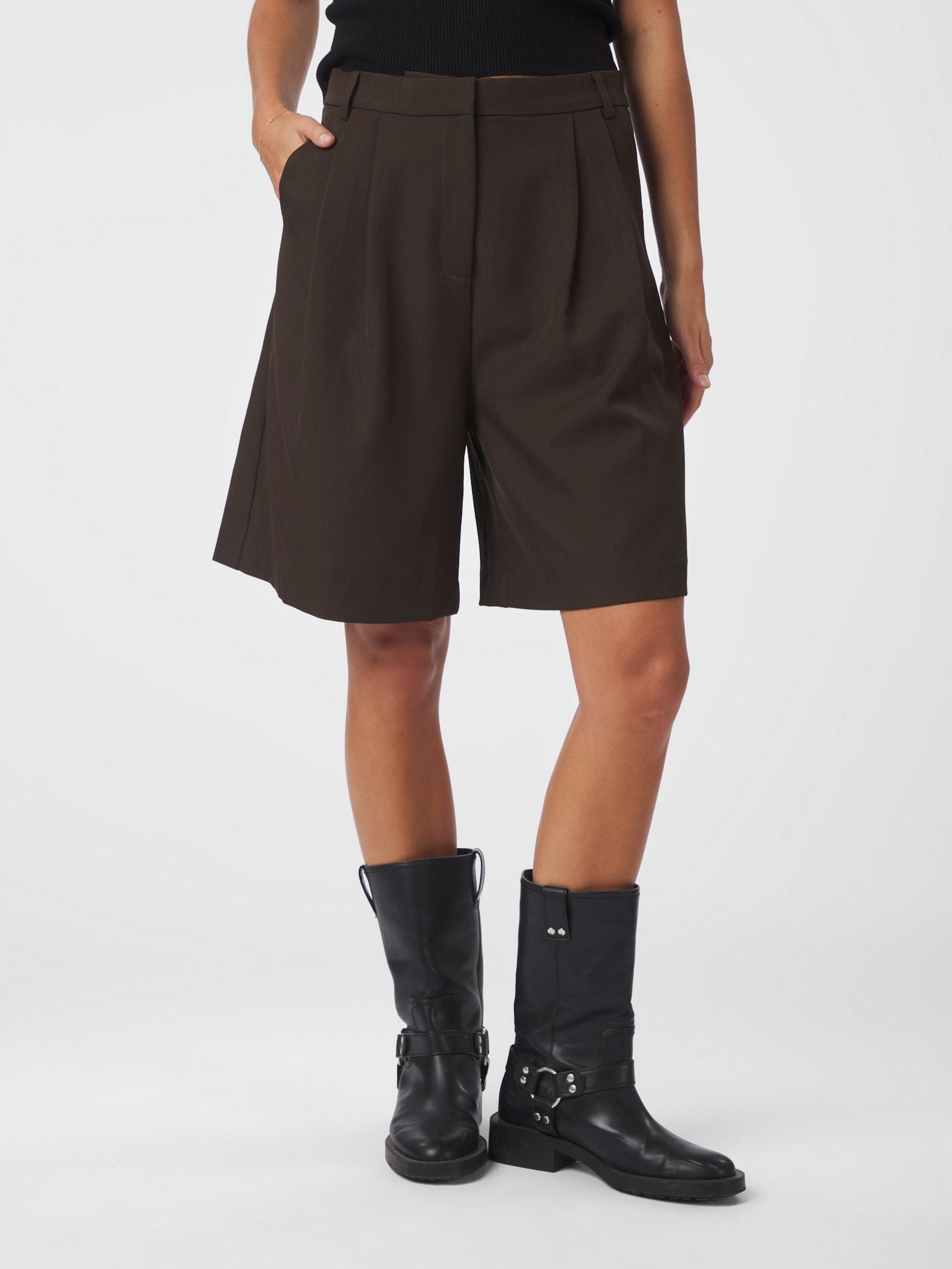 Neo Noir Shorts - Nika Struktureret Shorts i Dark Brown