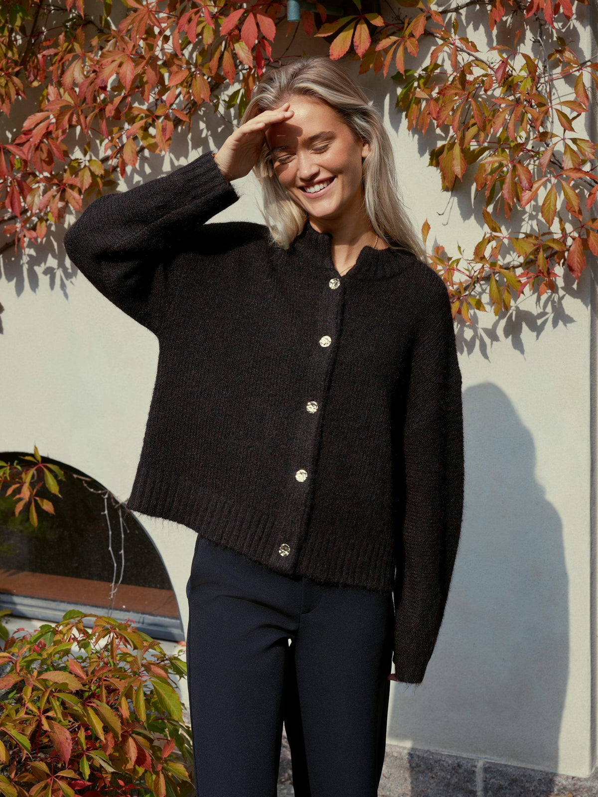Neo Noir Cardigan - Taura Fluffy Strik Cardigan i Dark Brown