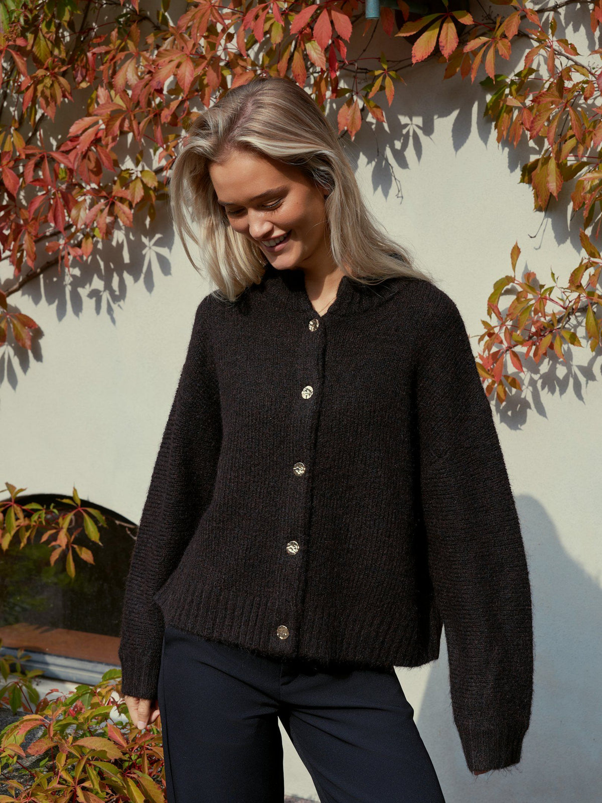 Neo Noir Cardigan - Taura Fluffy Strik Cardigan i Dark Brown