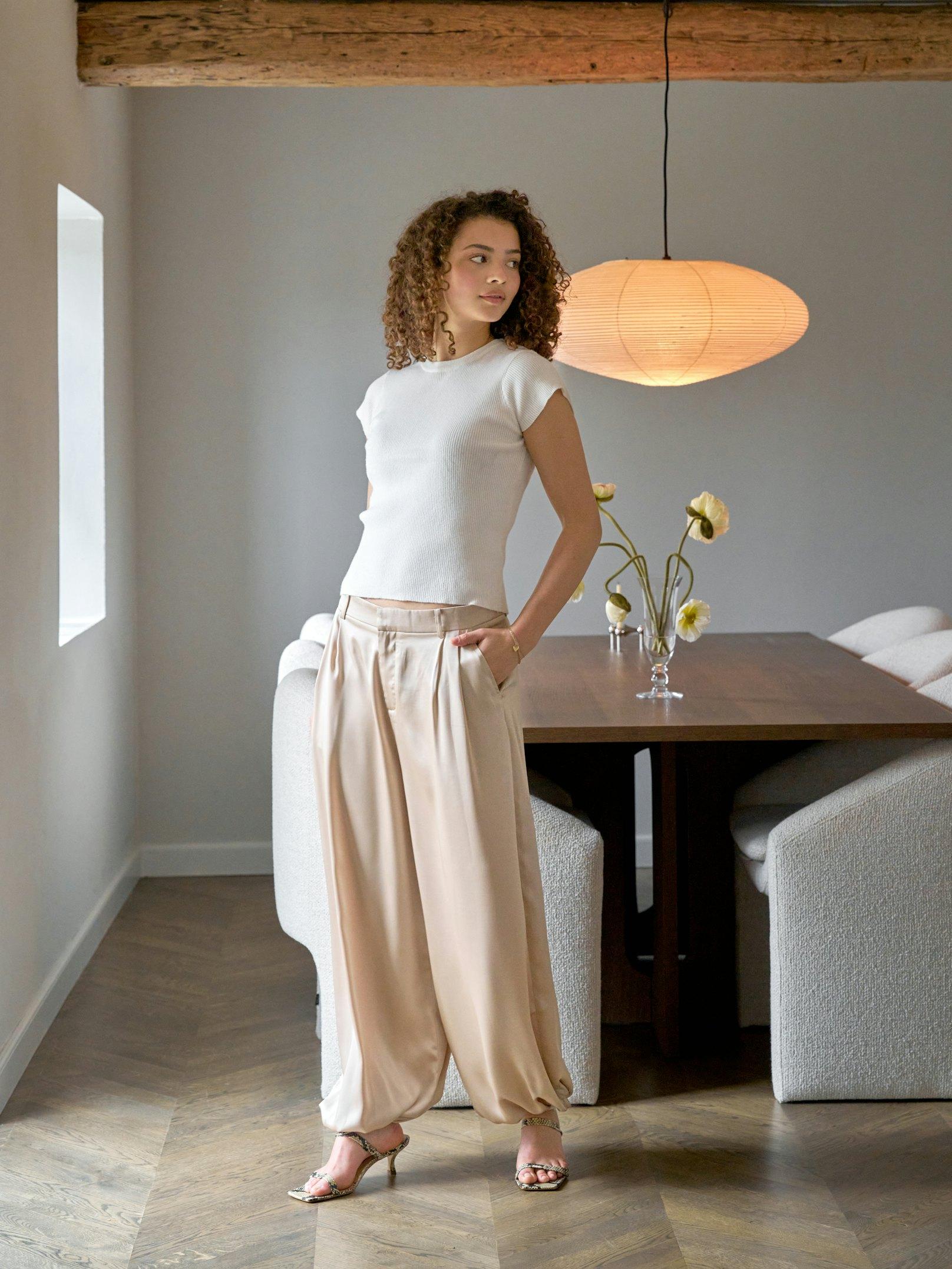 Neo Noir Bukser - Fayla Drapy Satin Balloon Bukser i Dark Sand