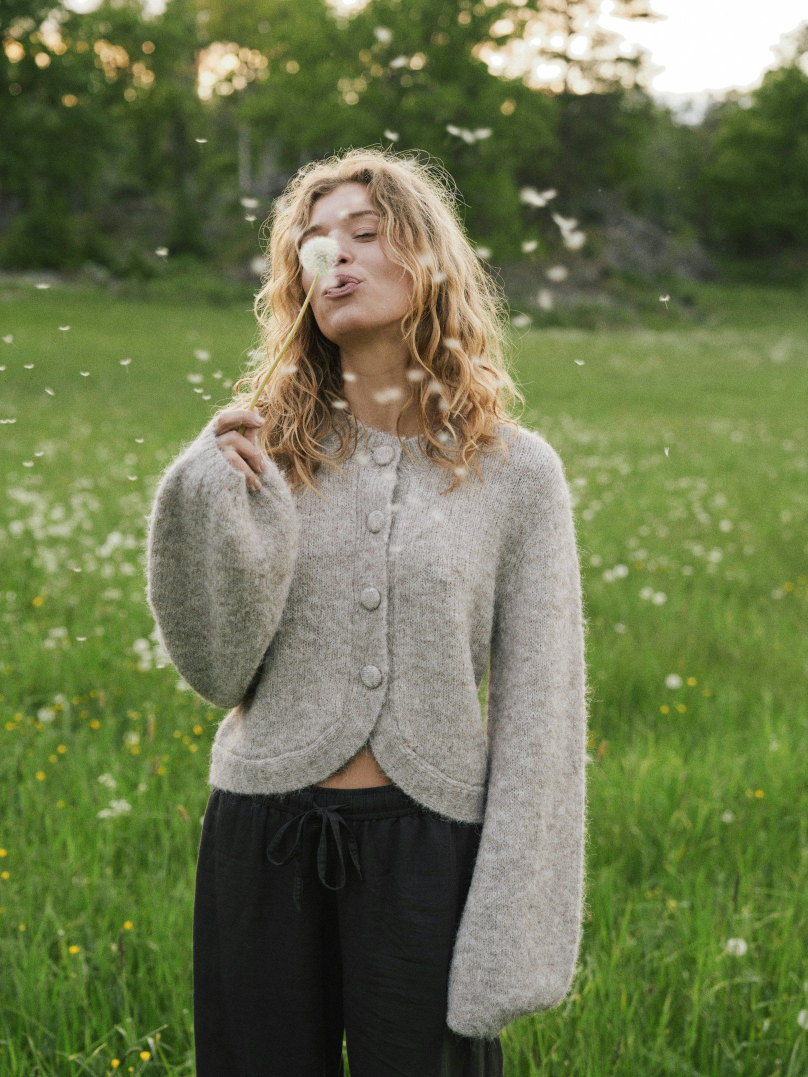 Neo Noir Cardigan - Gio Fluffy Strik Cardigan i Beige Melange