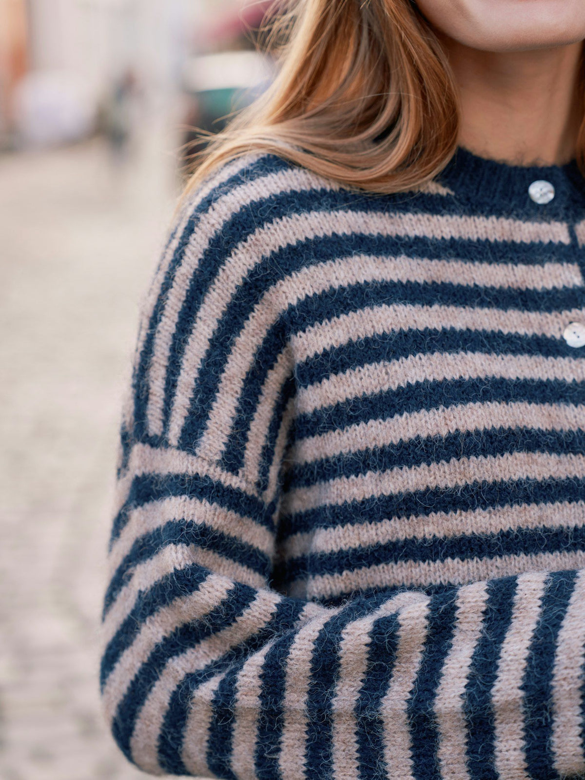 Neo Noir Cardigan - Isana Stripe Fluffy Strik Cardigan i Navy Stripe