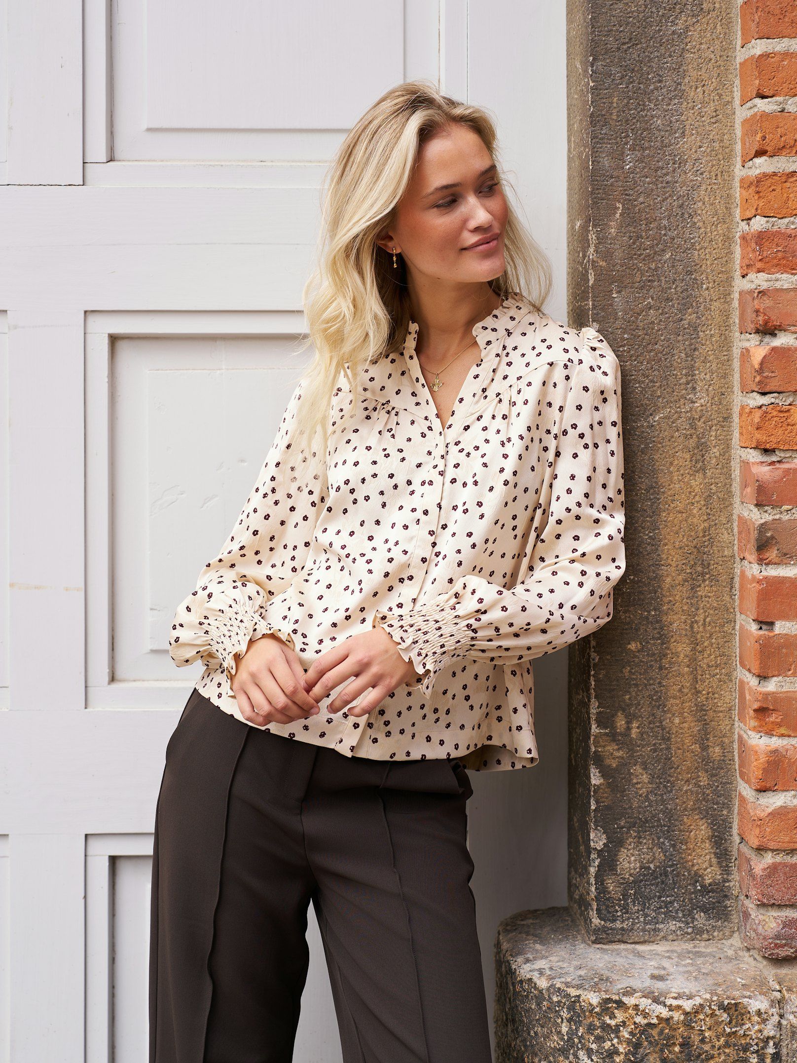 Neo Noir Bluse - Astrida Flower Jaquard Bluse i Creme