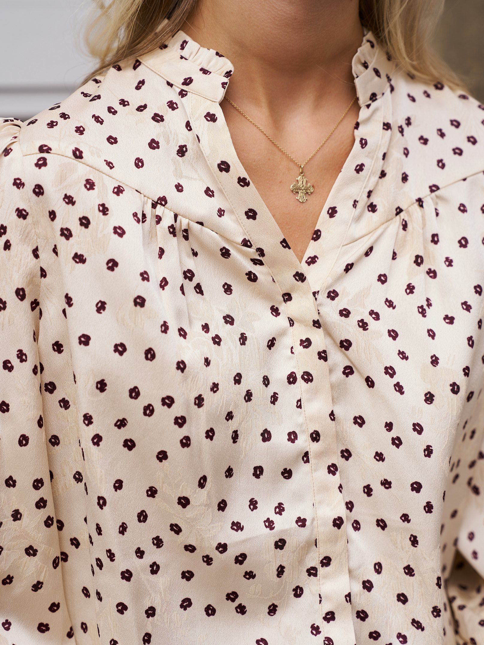 Neo Noir Bluse - Astrida Flower Jaquard Bluse i Creme