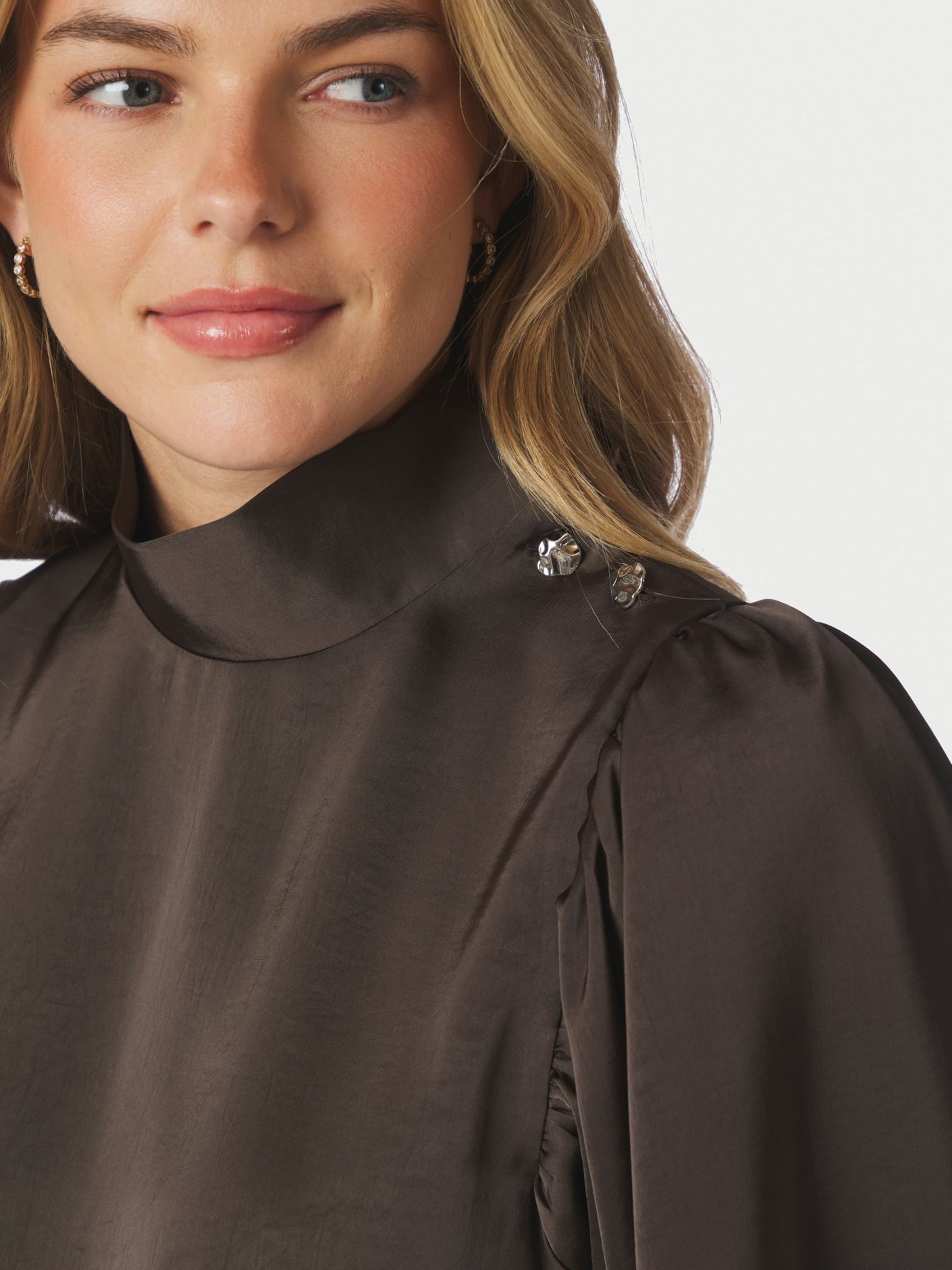 Neo Noir Bluse -Parisa Heavy Satin Bluse i Dark Brown
