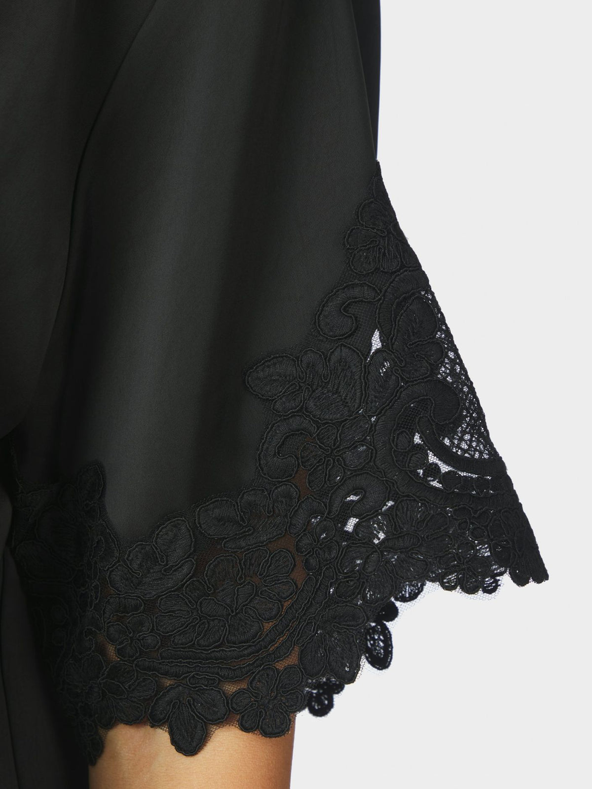 Neo Noir Bluse - Elle Heavy Sateen Lace Top i Sort