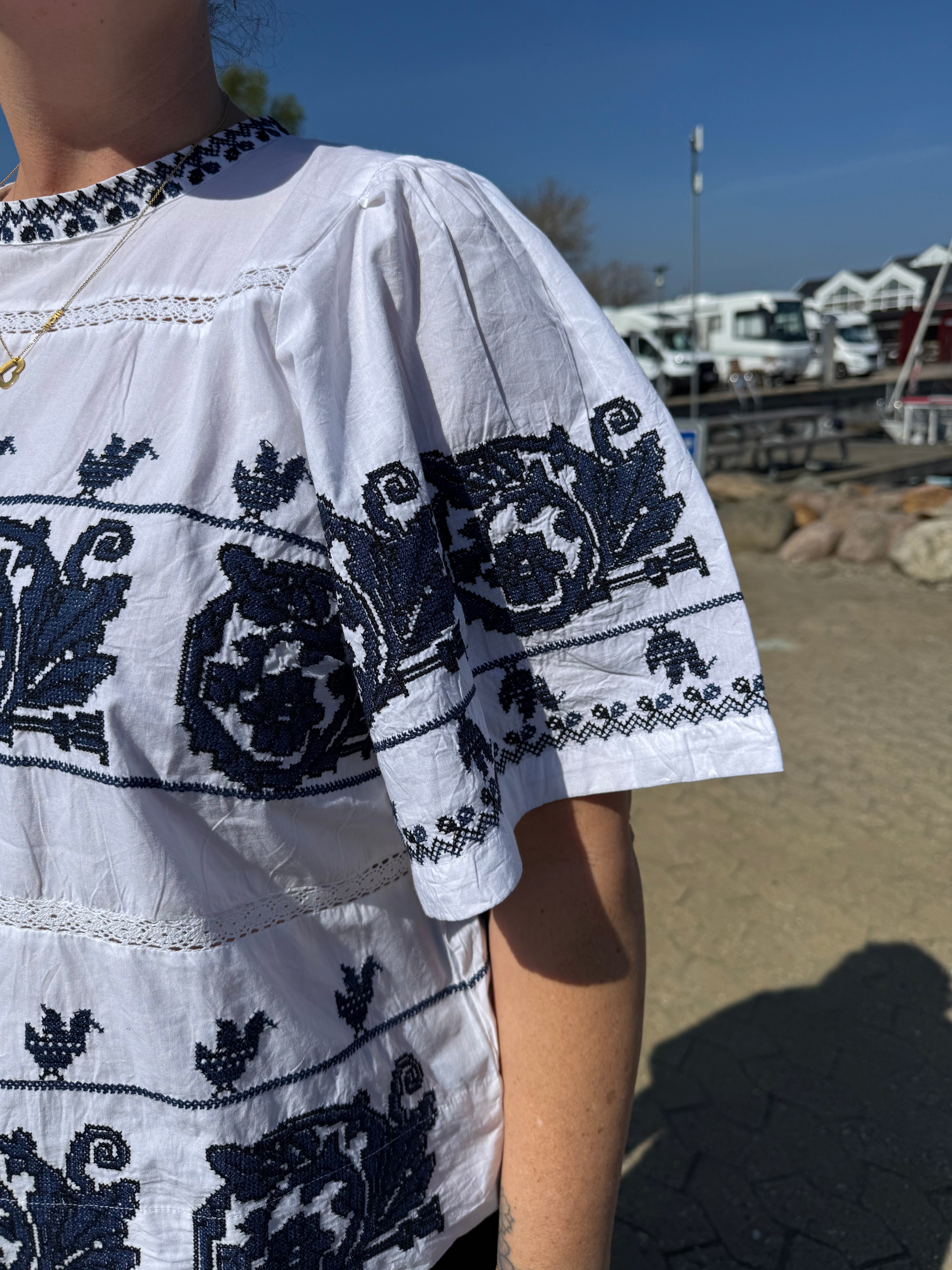 Gossia Bluse - AnnimiGO Bluse i Hvid-Blå
