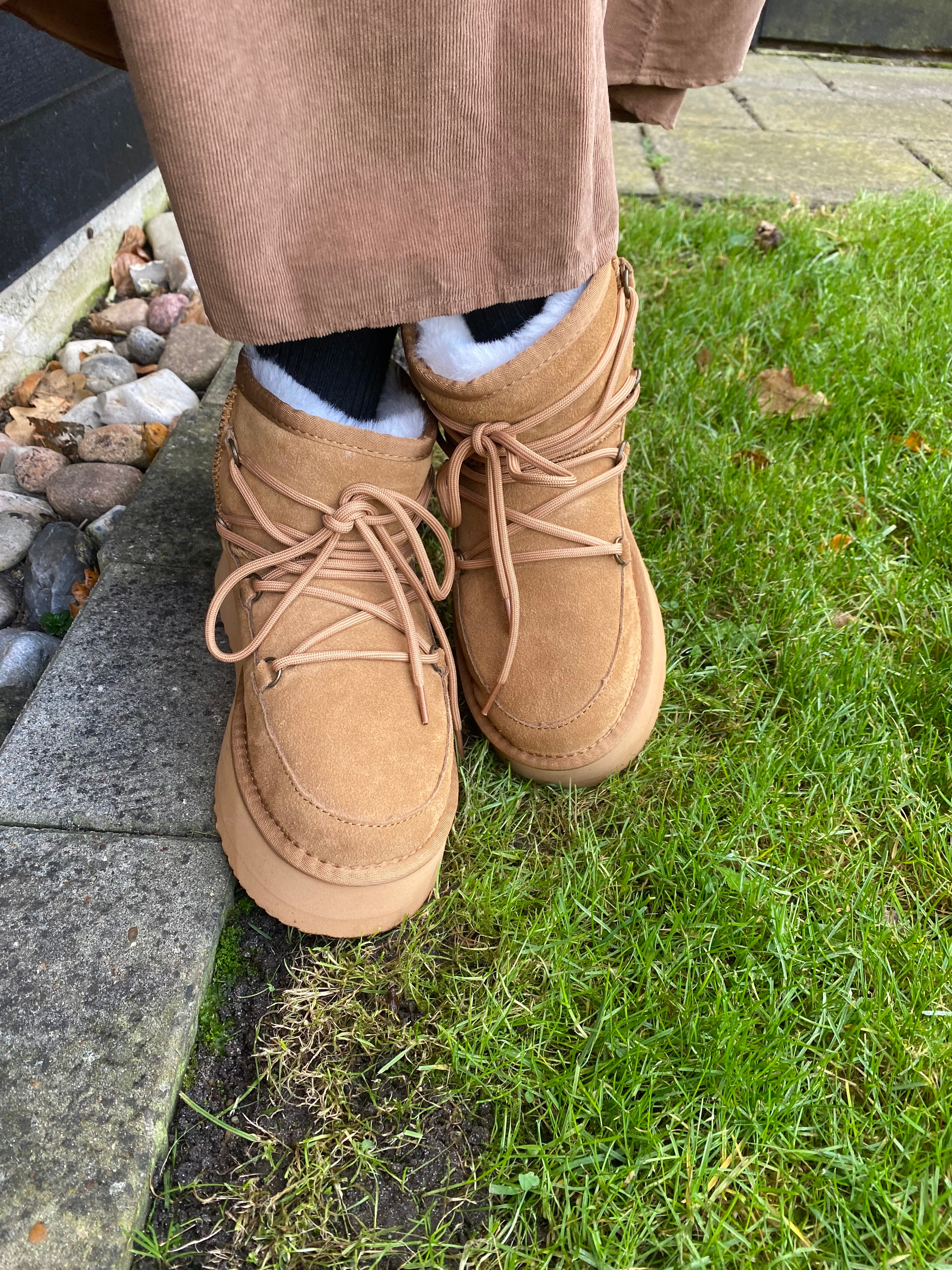 Phenumb Støvler - Dumble XL Lace Bamse Støvle i Suede Warm Camel