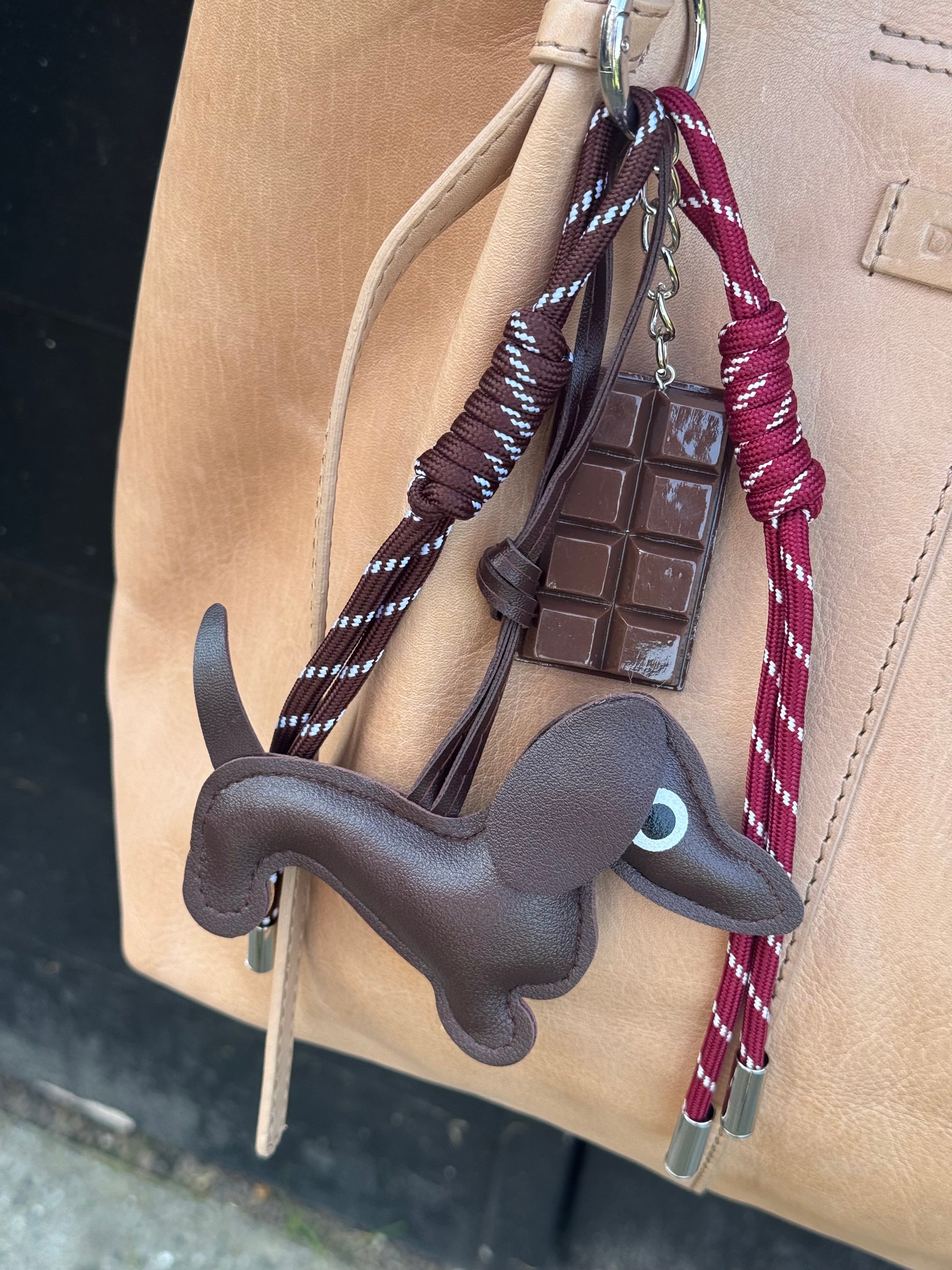 CharmMe Nøglering - Chokolade Hund Charm med Bordeaux Snor