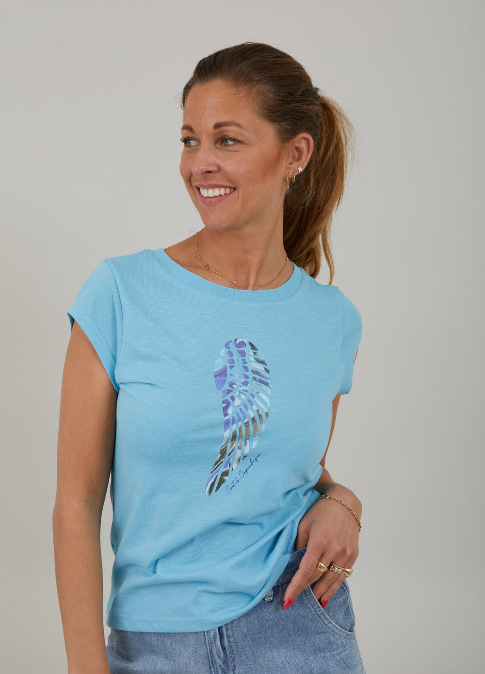 Coster Copenhagen - Flow Wing T-shirt i Coastal Blue