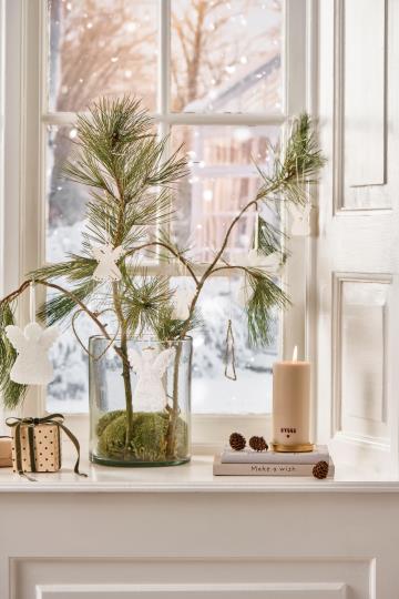 IB Laursen Stearinlys - Bloklys Med Teksten "HYGGE" Med Rustik Brun Tryk, Svanemærket