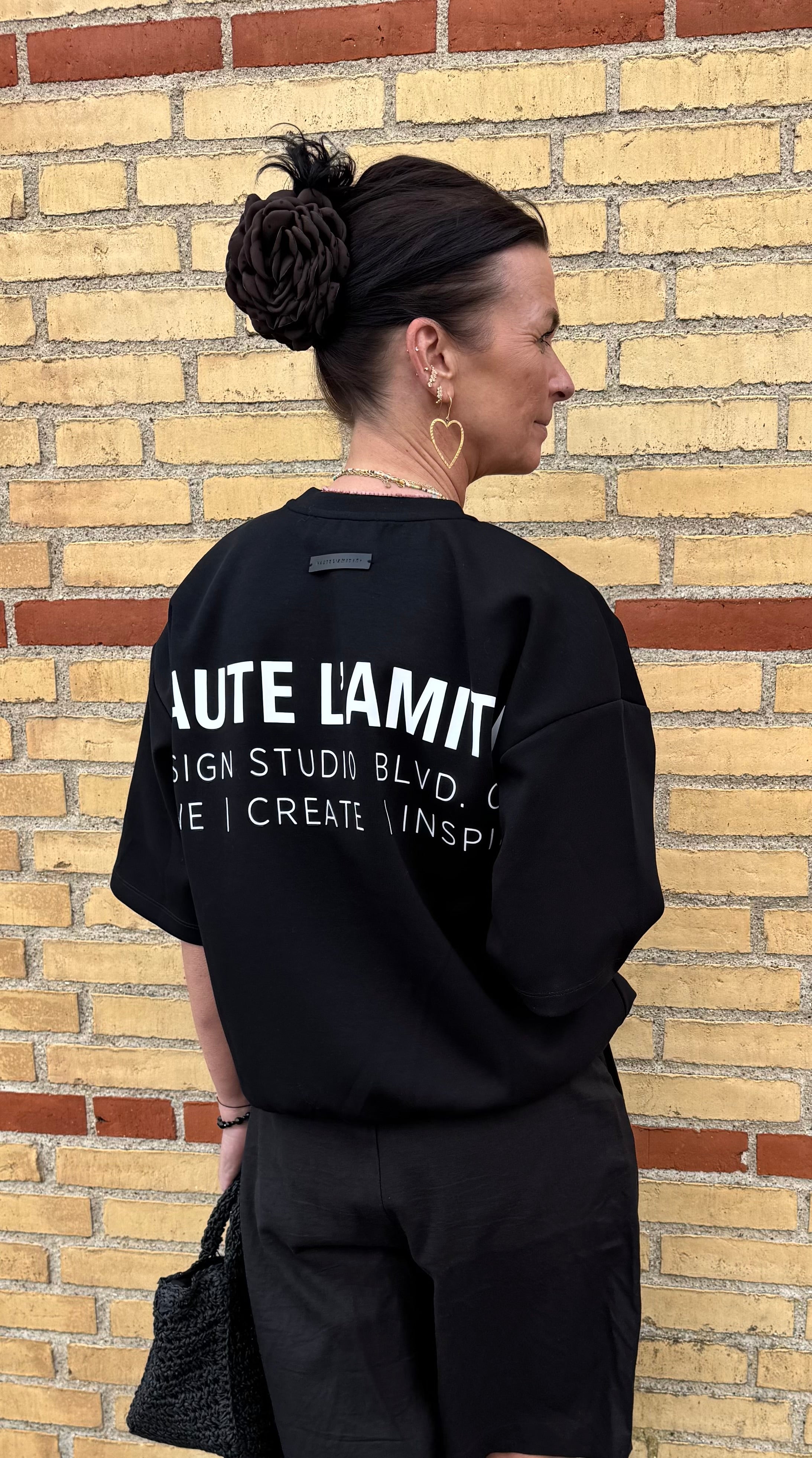 Haute L´amitié Sweat - Back Print studio SS Sweat i Sort