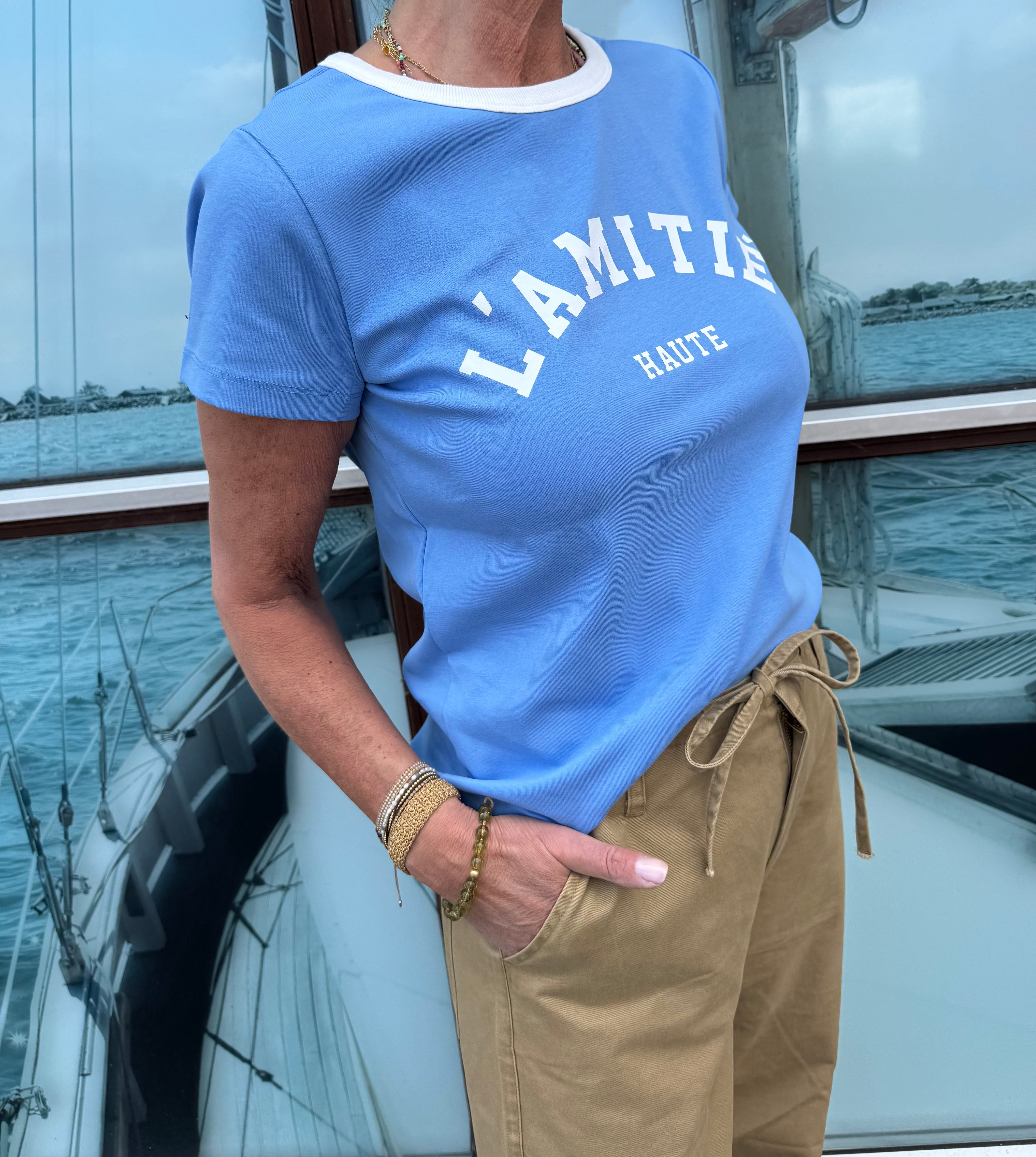 Haute L´amitié T-shirt - Neckline Logo T-shirt i New Blue-White Print