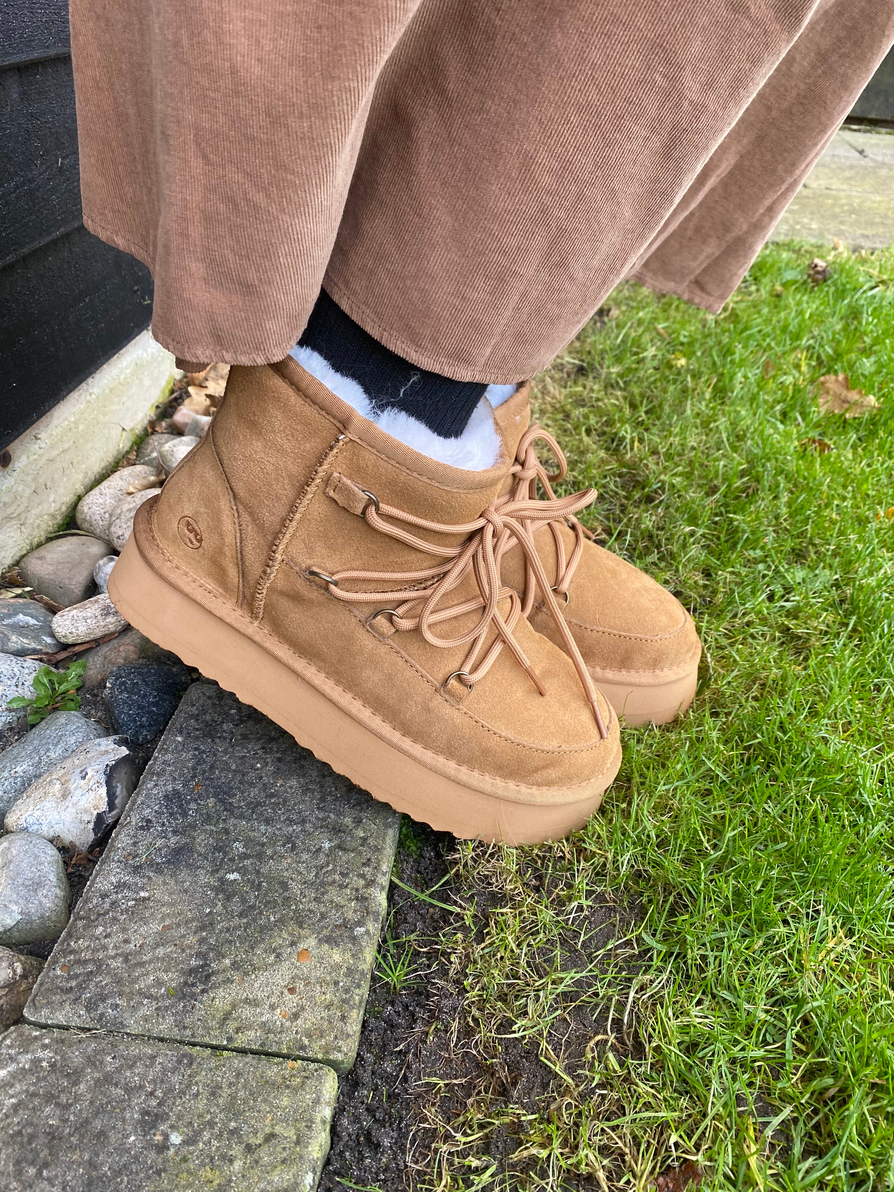 Phenumb Støvler - Dumble XL Lace Bamse Støvle i Suede Warm Camel