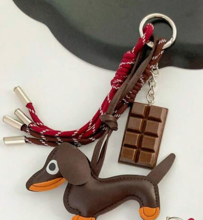CharmMe Nøglering - Chokolade Hund Charm med Bordeaux Snor