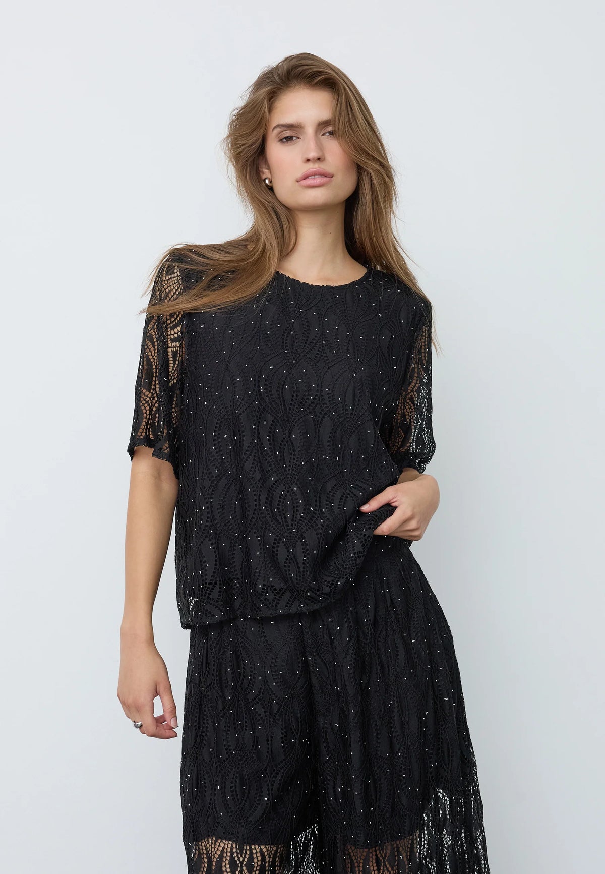Co´couture Bluse - EricaCC Stone Lace SS Bluse i Sort