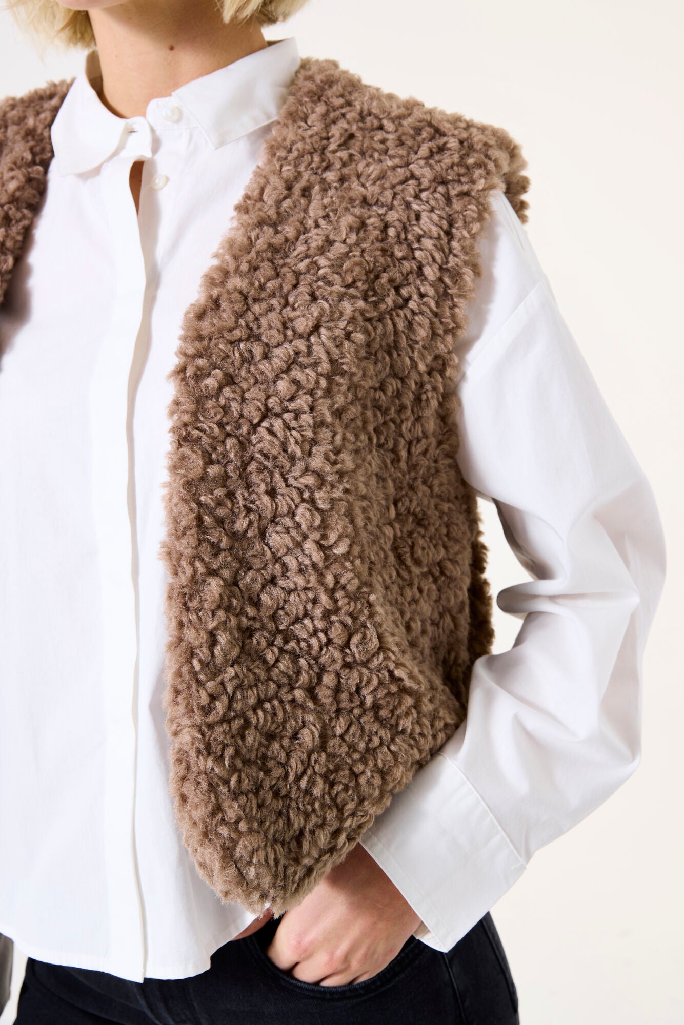 Garcia Vest - 50290 Teddy Vest i Taupe