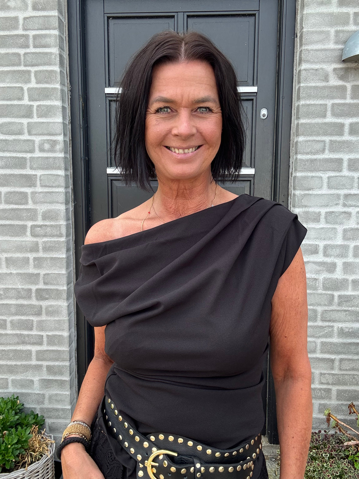 Neo Noir Top - Mabelle Drapy Top i Sort