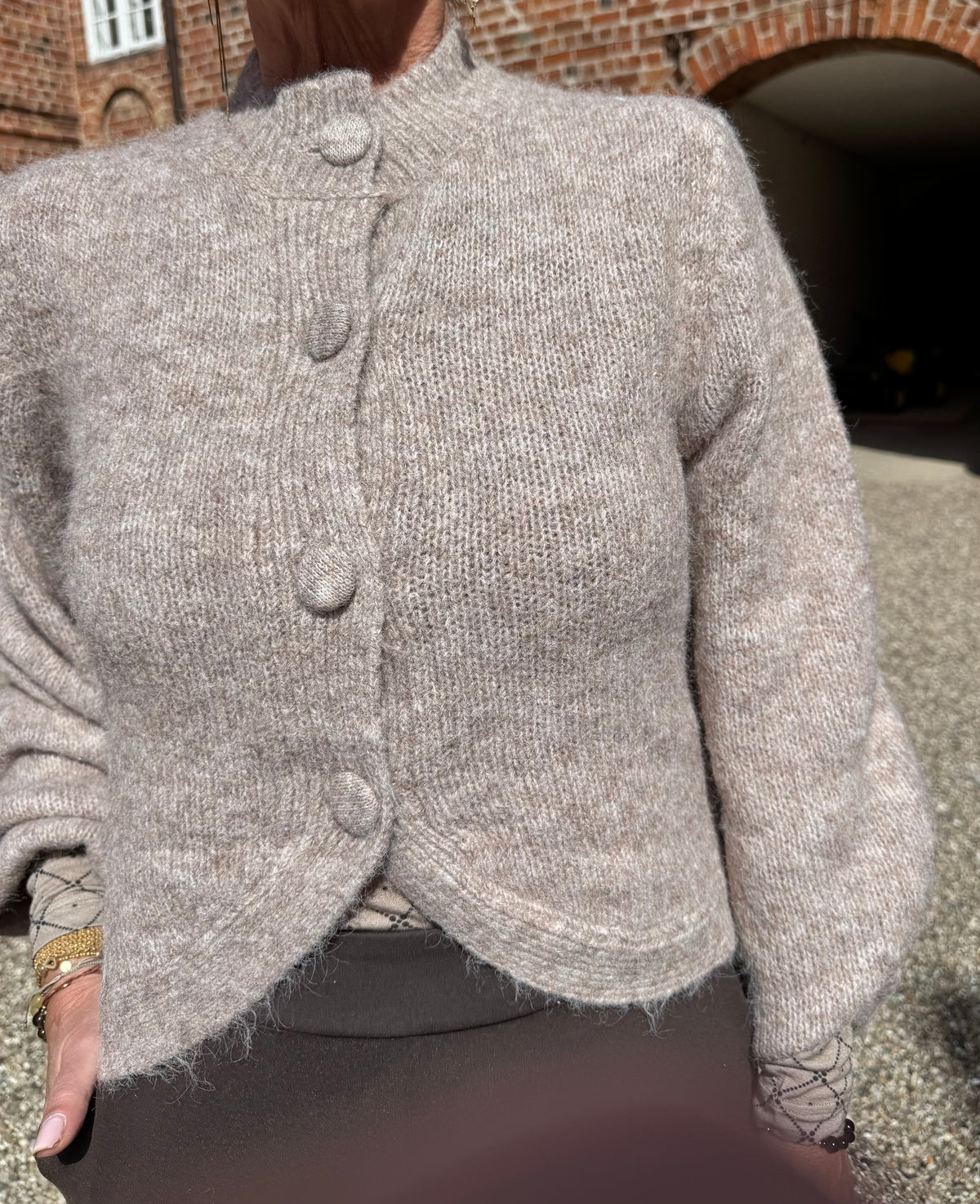 Neo Noir Cardigan - Gio Fluffy Strik Cardigan i Beige Melange