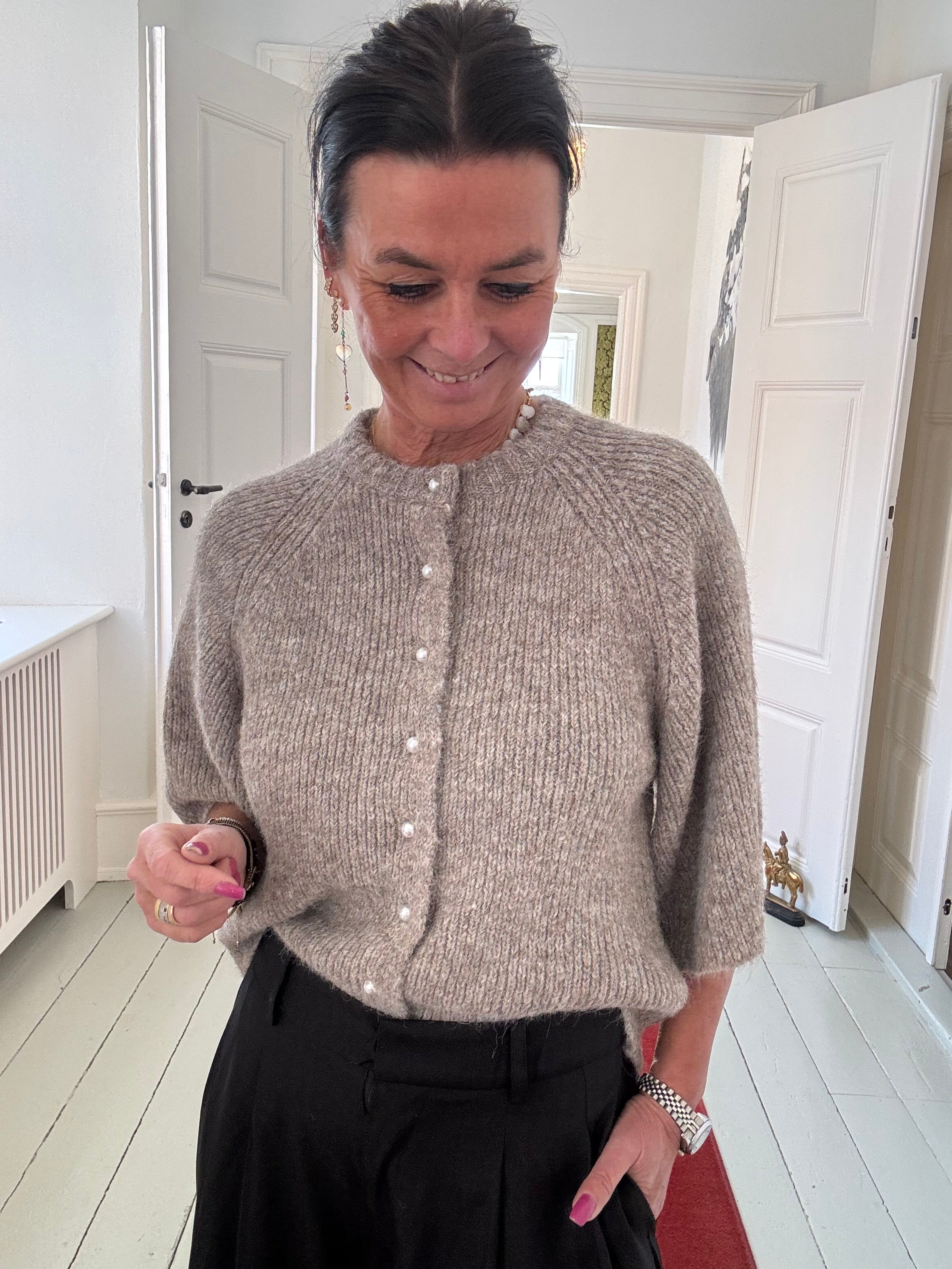 Neo Noir Cardigan - Amaya Fluffy Strik Cardigan i Beige Melange