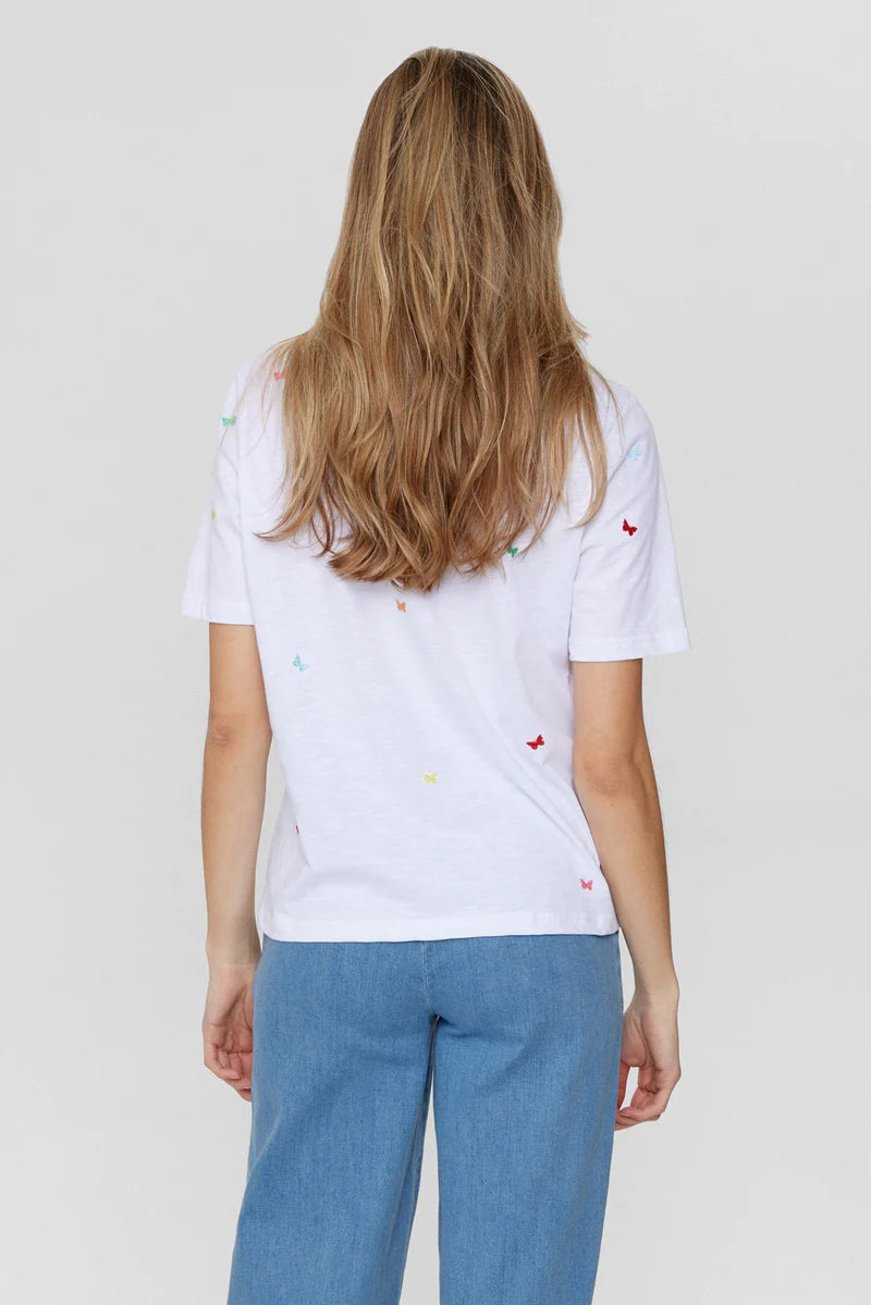 Nümph T-shirt - NuSummi T-shirt i Bright White Med Sommerfulge