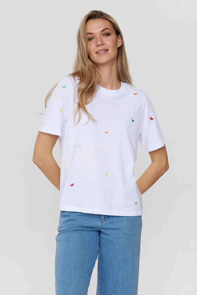 Nümph T-shirt - NuSummi T-shirt i Bright White Med Sommerfulge